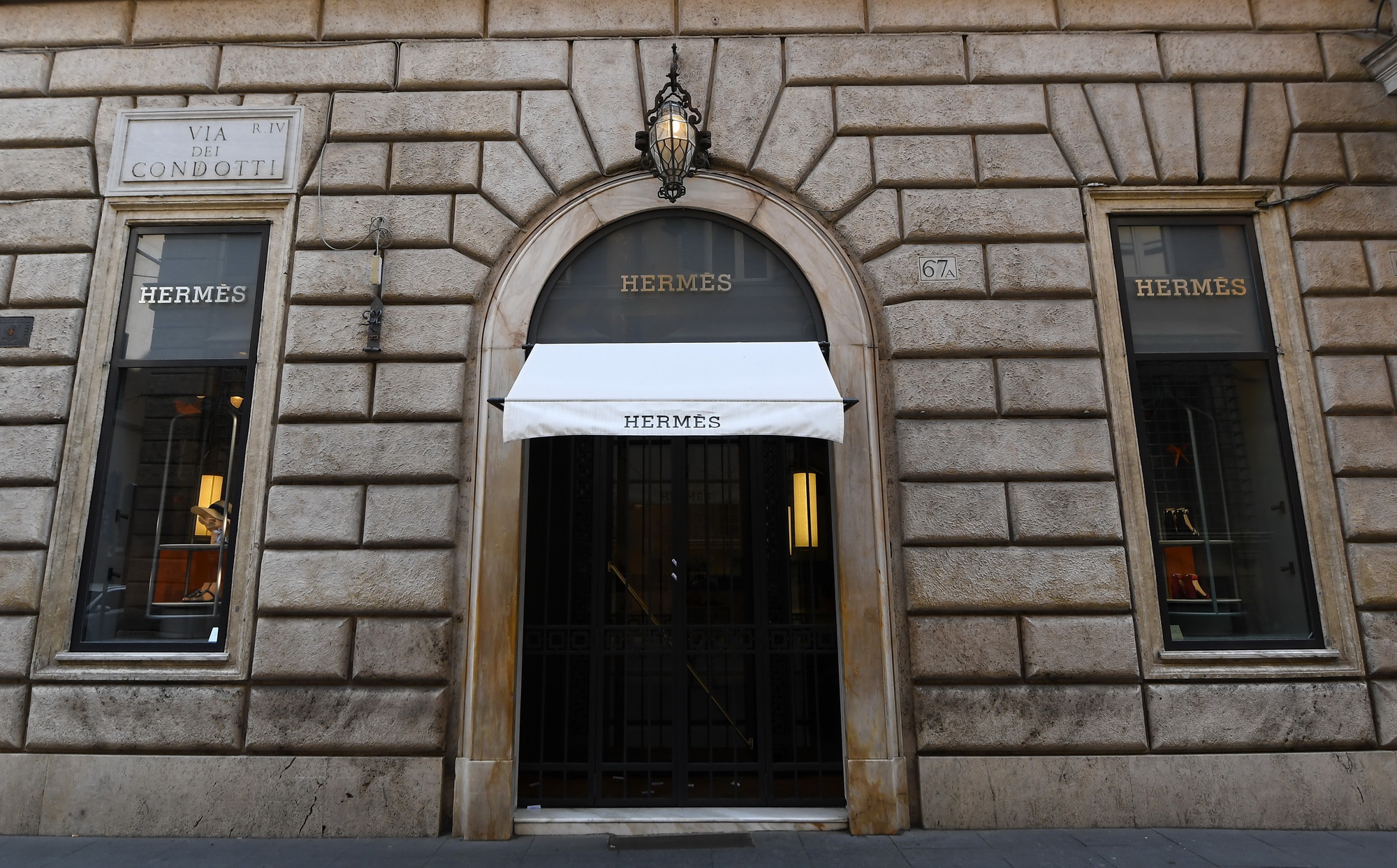 Cửa hàng tại Rome, Italy, đóng cửa ngày 6/4/2020 trong bối cảnh dịch COVID-19 lan rộng. (Ảnh: THX/TTXVN)