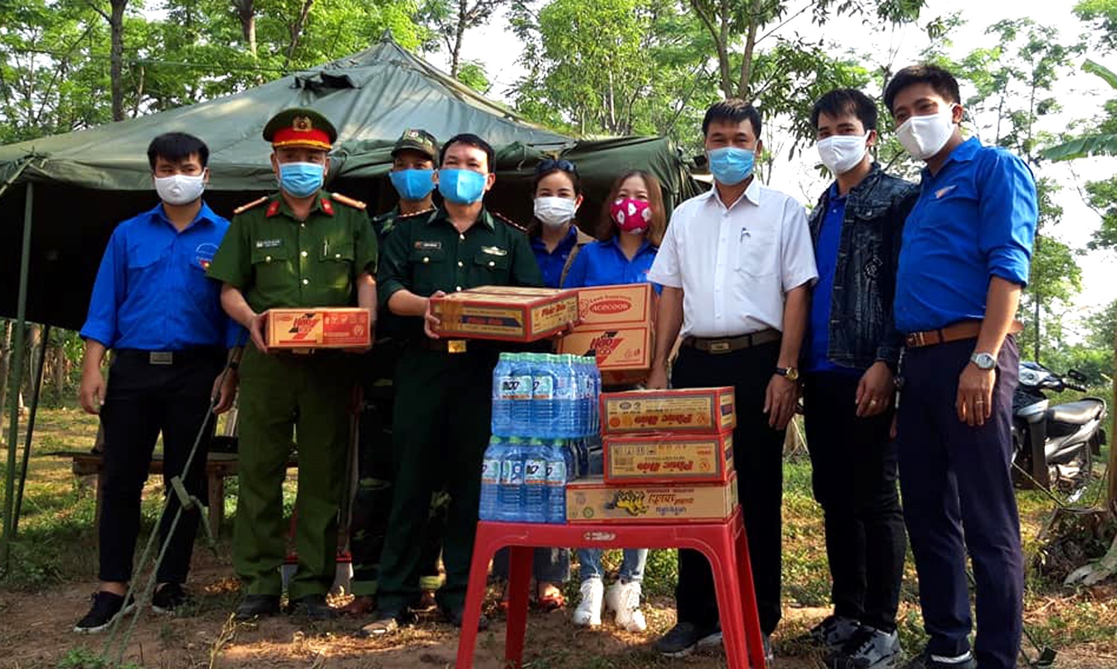 Thanh niên Quảng Trị trao tặng nhu yếu phẩm, cho đại diện đơn vị bộ đội, công an tham gia phòng chống dịch COVID-19. (Ảnh: Nguyên Lý/TTXVN)