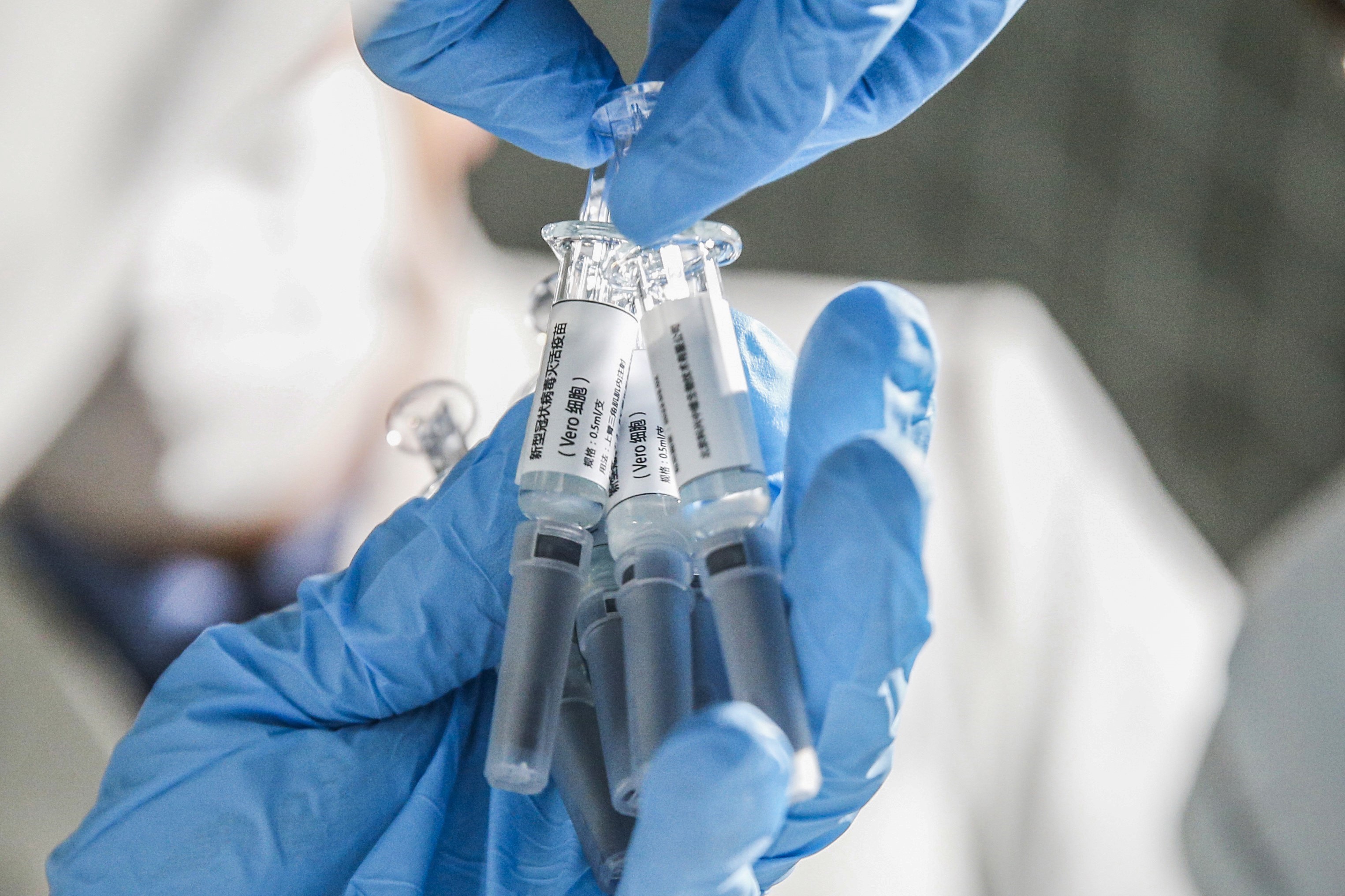 Các mẫu vắcxin phòng COVID-19 tại nhà máy của Tập đoàn Dược phẩm Quốc gia Trung Quốc (Sinopharm) ở Bắc Kinh, Trung Quốc, ngày 11/4/2020. (Ảnh: THX/TTXVN)