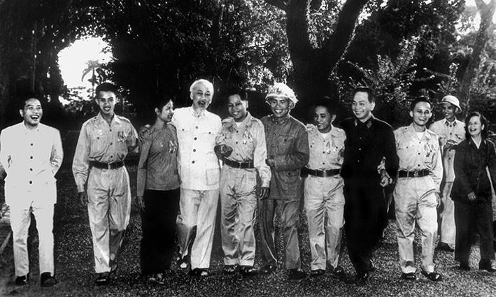 Президент Хо Ши Мин, генерал Во Нгуен Жап и делегация героев народно-освободительных сил Южного Вьетнама в манговом саду Президентского дворца (15 ноября 1965 г.). (Архивное фото ВИА)