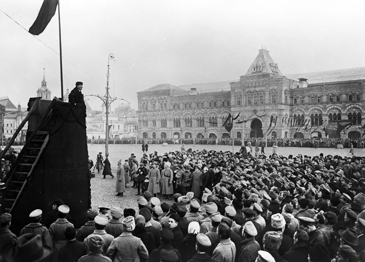V.I.Lenin đọc diễn văn tại Quảng trường Đỏ ở Moskva trong Lễ kỷ niệm một năm ngày Cách mạng Tháng Mười Nga thành công, 7/11/1918. (Ảnh: Tư liệu/TTXVN)