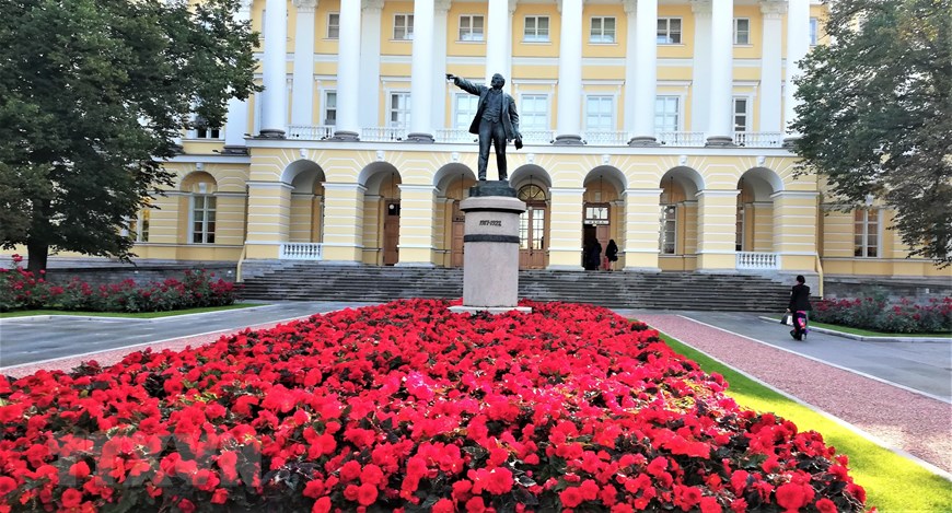 Tượng V. I. Lenin trong khuôn viên Điện Smolnyi. (Ảnh: Duy Trinh/TTXVN)
