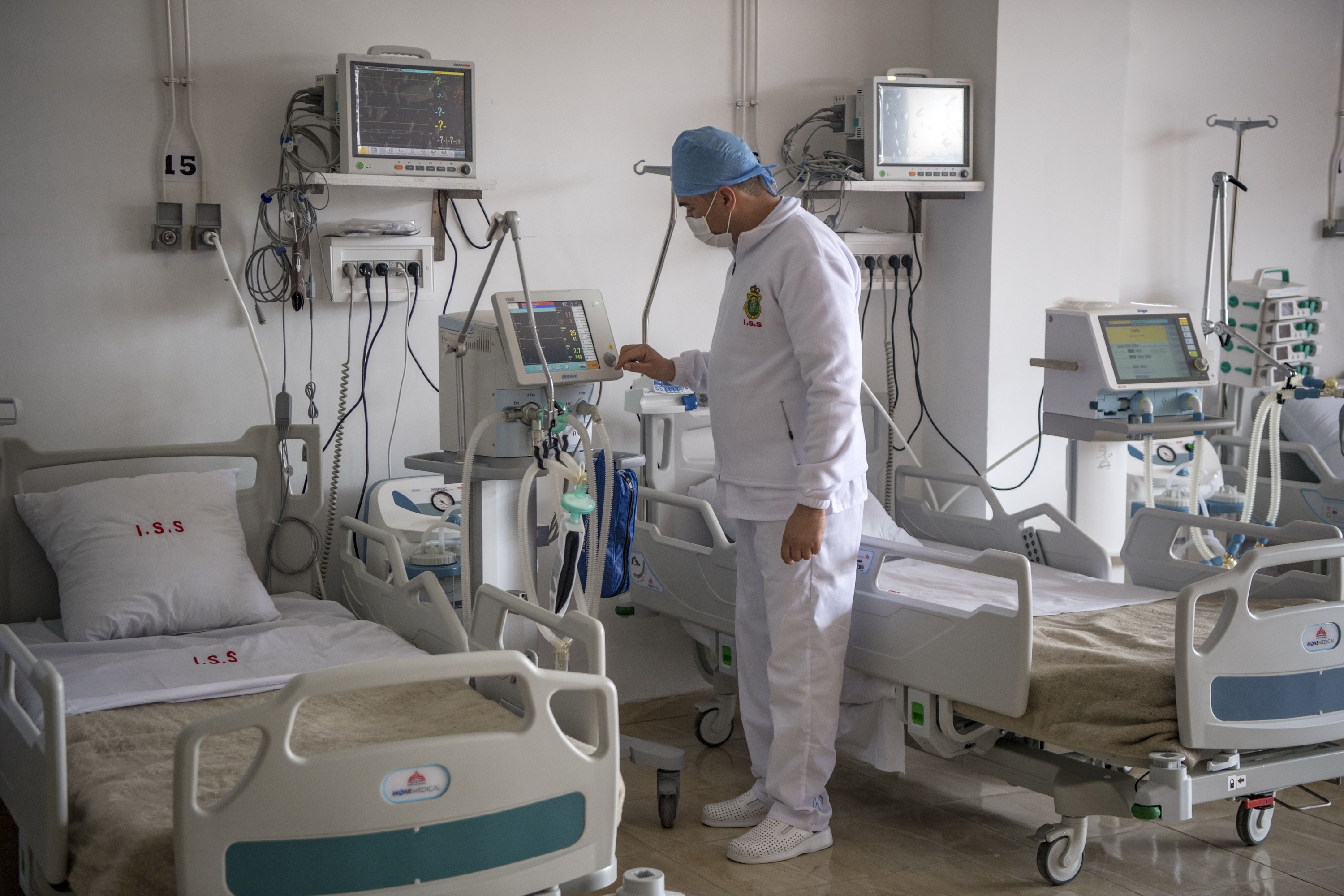 Nhân viên y tế Maroc kiểm tra trang thiết bị điều trị cho bệnh nhân COVID-19 ở bệnh viện quân y vùng Benslimane, ngày 17/4/2020.(Ảnh: AFP/TTXVN)