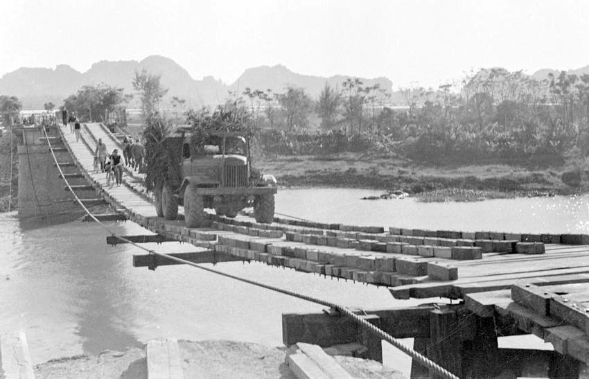Cầu cáp 10 dây dài 240m bắc ngang qua sông Đáy trên những chiếc cầu cũ đã bị bom địch phá vỡ, quãng Đoan Vĩ, đảm bảo cho xe trọng tải tới 12 tấn vượt qua. (Ảnh: Quang Thành/TTXVN)
