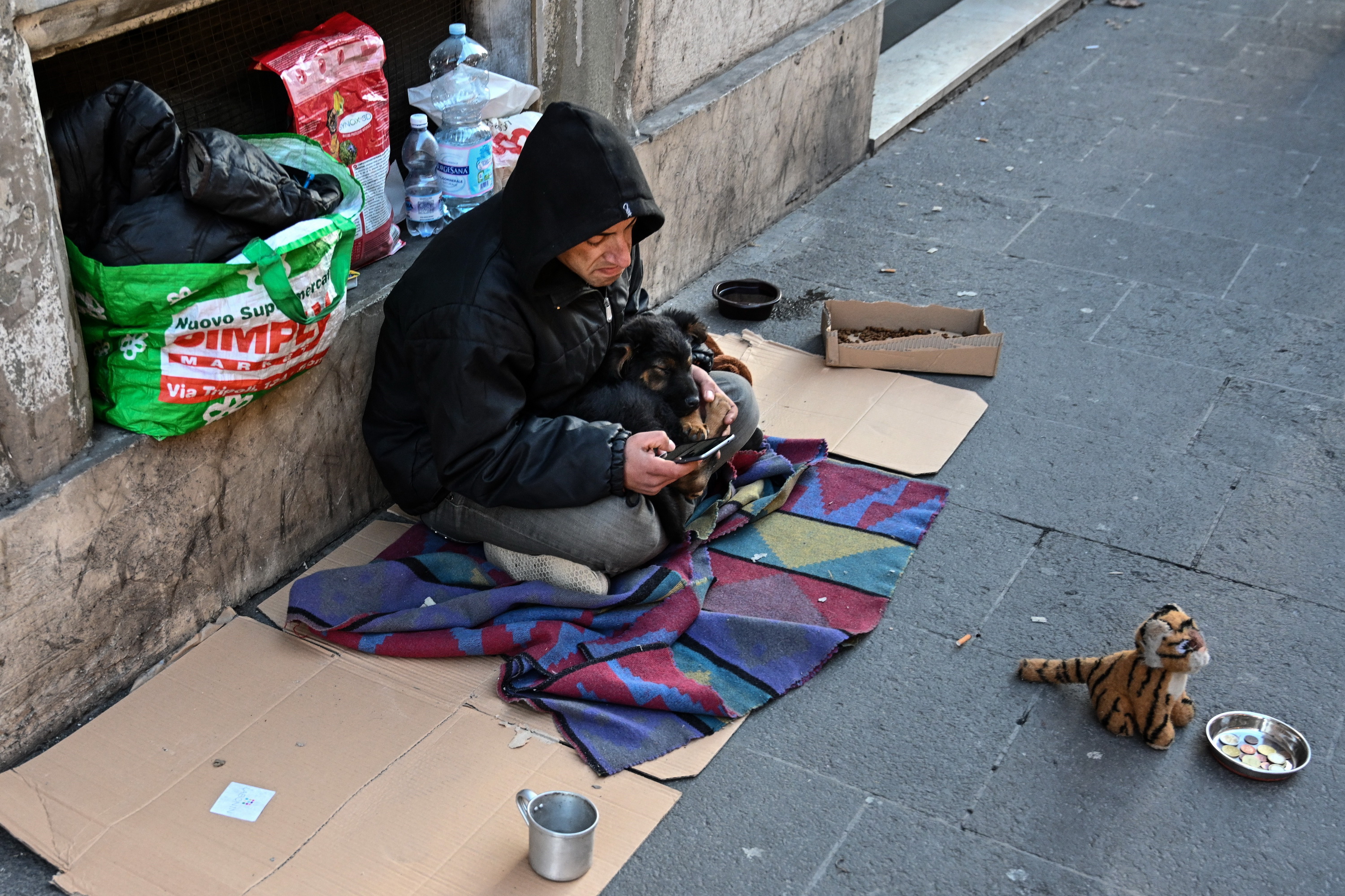 Người vô gia cư trên đường phố tại Rome, Italy. (Nguồn: AFP/TTXVN)