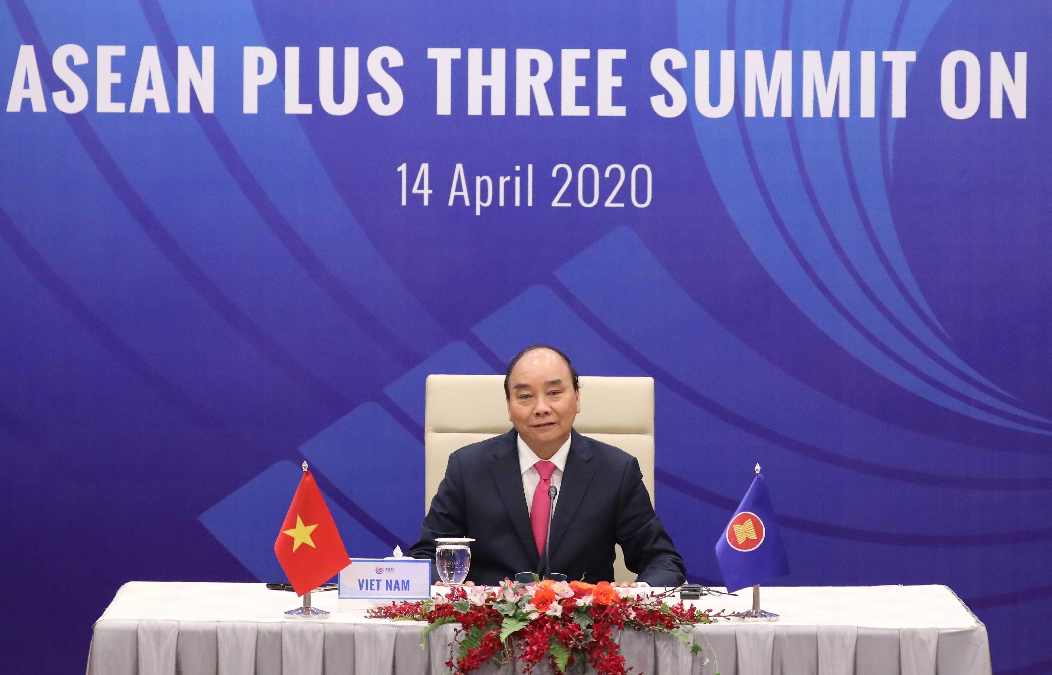 Thủ tướng Nguyễn Xuân Phúc, Chủ tịch ASEAN 2020 phát biểu khai mạc Hội nghị Cấp cao đặc biệt trực tuyến ASEAN với các đối tác Hàn Quốc, Nhật Bản và Trung Quốc (ASEAN+3) về ứng phó với dịch bệnh COVID-19. (Ảnh: Thống Nhất/TTXVN)