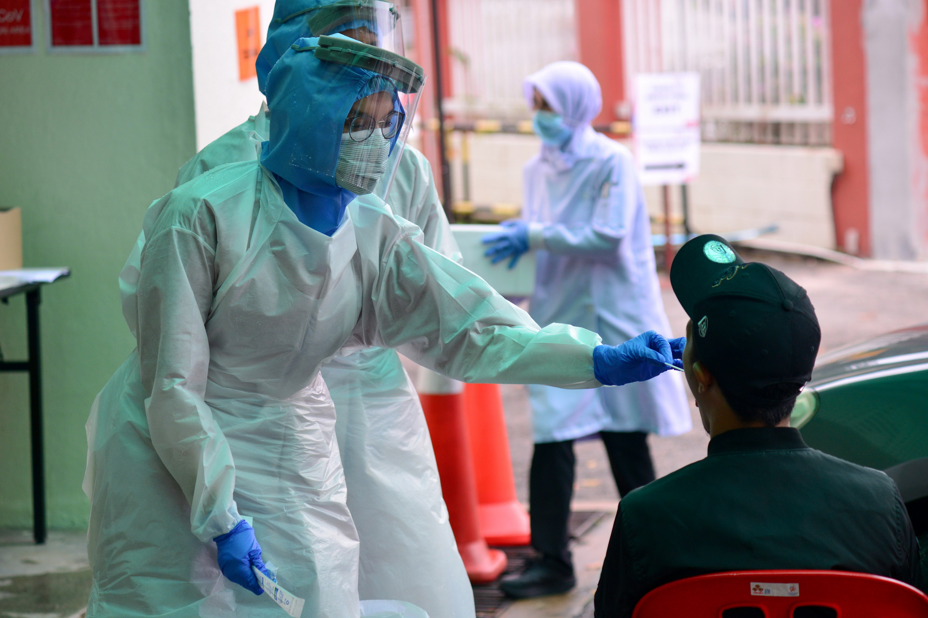 Nhân viên y tế lấy mẫu dịch xét nghiệm COVID-19 cho người dân tại bệnh viện ở Damansara, Malaysia ngày 30/3/2020. (Ảnh: THX/TTXVN)