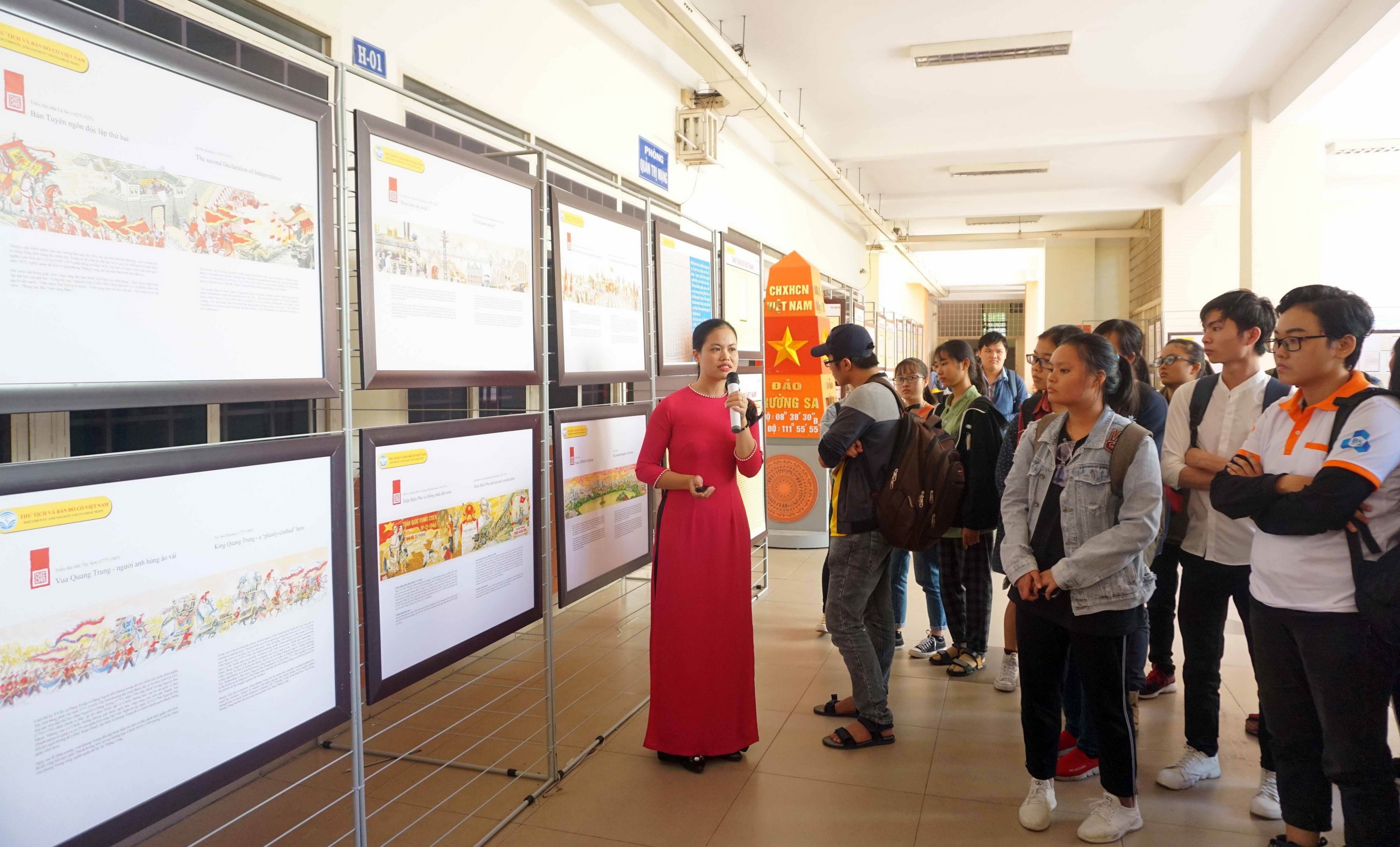 Khách tham quan triển lãm bản đồ và trưng bày tư liệu ‘Hoàng Sa, Trường Sa của Việt Nam - Những bằng chứng lịch sử và pháp lý’ tại Thành phố Hồ Chí Minh ngày 11/9/2019, (Ảnh: Thu Hoài/TTXVN)