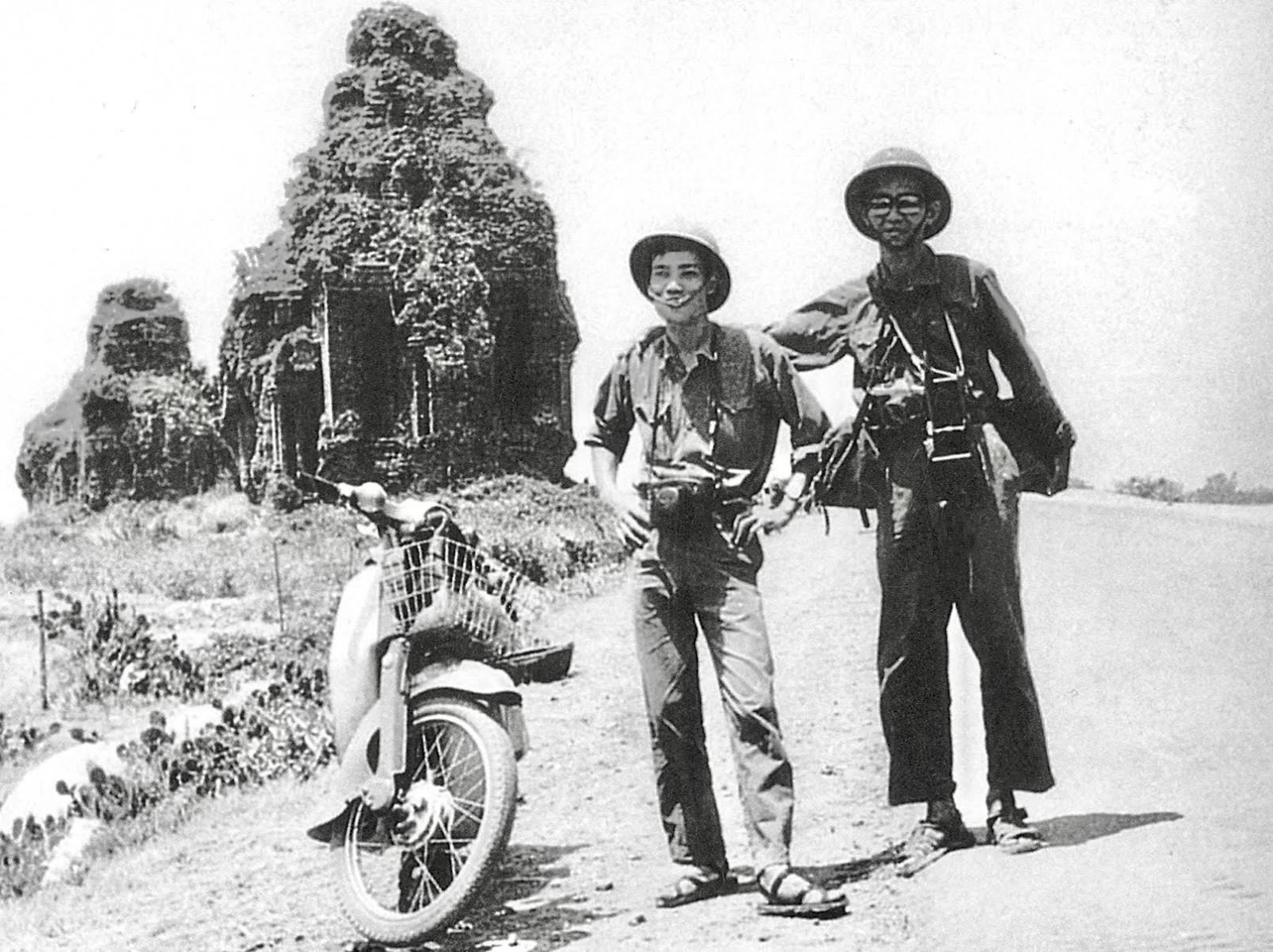 Các phóng viên Lâm Hồng Long và Trần Mai Hưởng trên đường qua miền Trung trong chiến dịch Hồ Chí Minh, mùa Xuân 1975. (Ảnh: TTXVN)