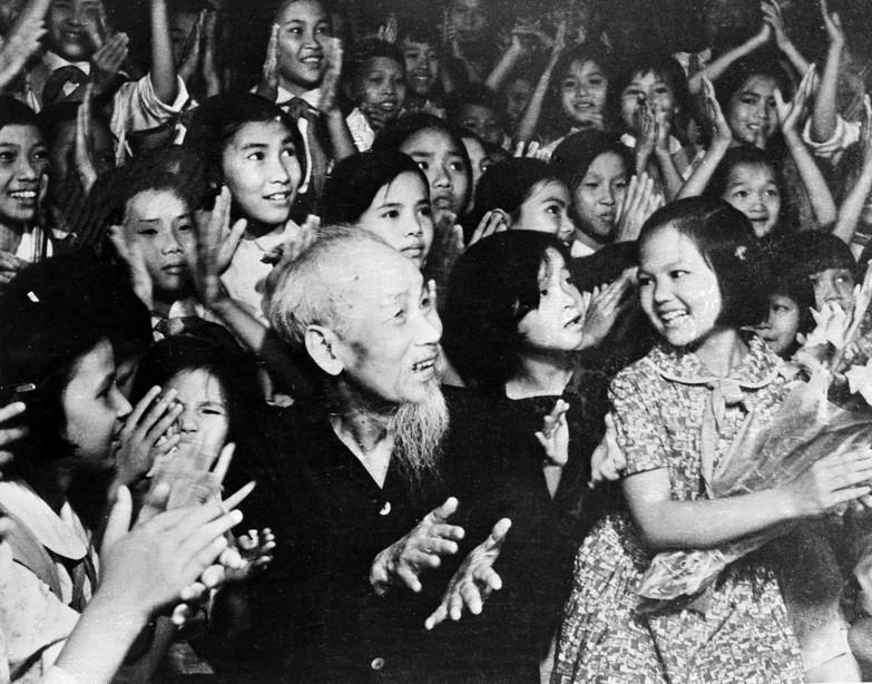 Nhân kỷ niệm Ngày Quốc tế Thiếu nhi 1/6, tối 31/5/1969, tại Phủ Chủ tịch, Chủ tịch Hồ Chí Minh cùng thiếu nhi Thủ đô xem biểu diễn văn nghệ chào mừng Bác. (Ảnh: TTXVN)