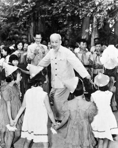 Chủ tịch Hồ Chí Minh vui múa hát cùng các cháu thiếu nhi tại Phủ Chủ tịch nhân ngày Quốc tế thiếu nhi 1/6/1960. (Nguồn: TTXVN)
