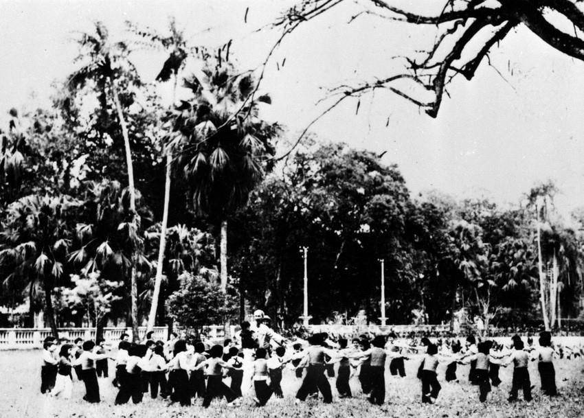 Nhân dịp Tết Nguyên đán đầu tiên sau hòa bình, thiếu nhi Thủ đô Hà Nội đến chúc Tết Bác Hồ và múa hát quanh Bác trong vườn hoa Phủ Chủ tịch (9/2/1955). (Nguồn: TTXVN)