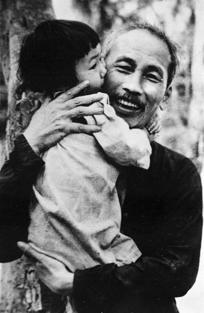 Chủ tịch Hồ Chí Minh luôn dành những tình cảm yêu thương nhất cho các cháu thiếu nhi (Việt Bắc, năm 1950). (Ảnh: Tư liệu TTXVN)