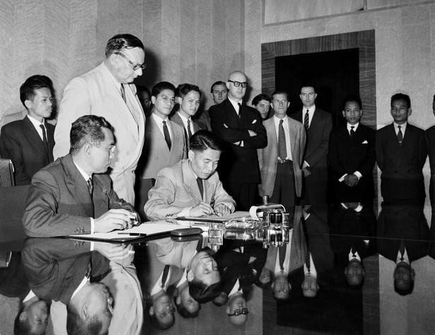  Ngày 20/7/1954, Thứ trưởng Bộ Quốc phòng Tạ Quang Bửu thay mặt Chính phủ và Bộ Tổng tư lệnh Quân đội nhân dân Việt Nam ký Hiệp định đình chiến ở Việt Nam. Ngay sau đó, Hiệp định đình chiến ở Lào và Campuchia cũng được ký kết, tại Hội nghị Geneva (Thụy Sĩ). (Ảnh: Tư liệu TTXVN)