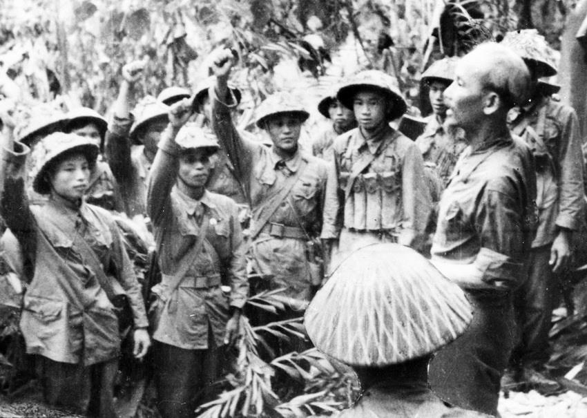  Chủ tịch Hồ Chí Minh đến thăm và nói chuyện với một đơn vị bộ đội tham gia Chiến dịch Điện Biên Phủ năm 1954. (Ảnh: TTXVN)