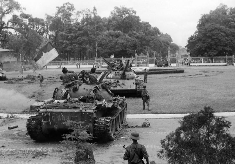 Xe tăng quân giải phóng chiếm phủ Tổng thống ngụy, trưa 30/4/1975. (Ảnh: Quang Thành/TTXVN)