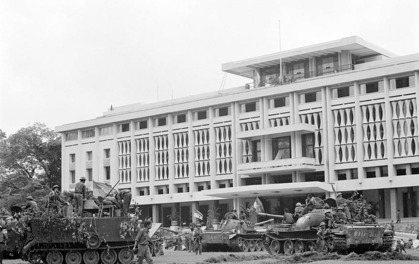 Xe tăng và bộ binh quân giải phóng chiếm phủ Tổng thống ngụy quyền Sài Gòn, trưa 30/4/1975. (Ảnh: Mai Hưởng/TTXVN)
