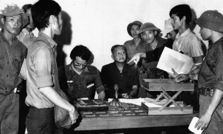 Tổng thống Ngụy Dương Văn Minh cùng nội các ra trước Đài Phát thanh Sài Gòn tuyên bố đầu hàng vô điều kiện, kết thúc chiến tranh Việt Nam, trưa 30/4/1975. (Ảnh: Tư liệu/TTXVN)