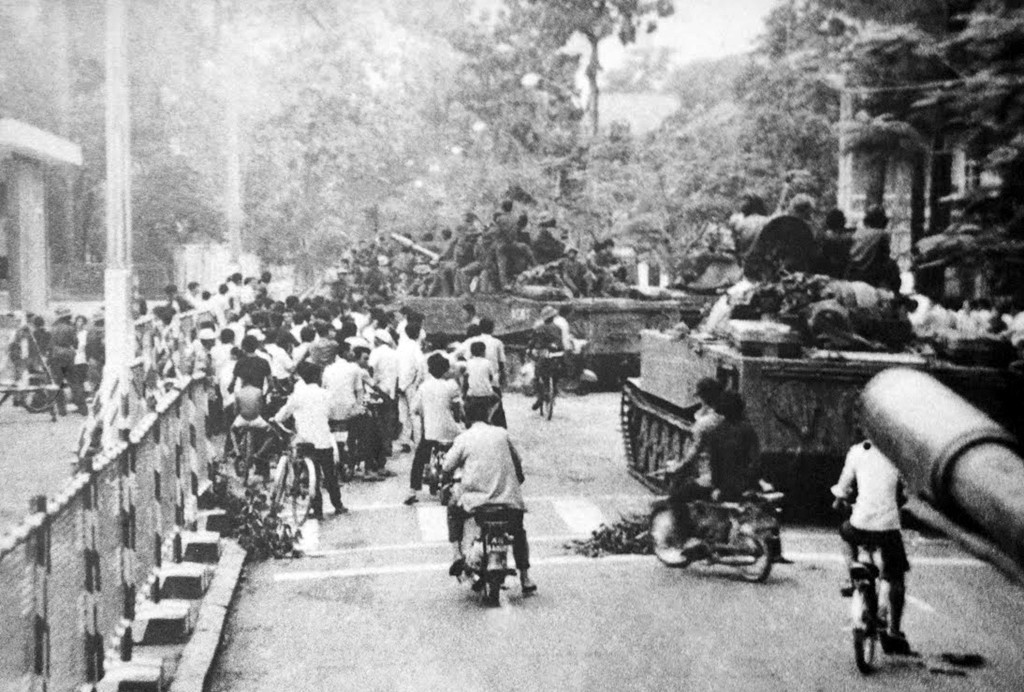 Quân giải phóng đánh chiếm cầu Thị Nghè, sáng 30/4/1975. (Ảnh: Tư liệu/TTXVN )
