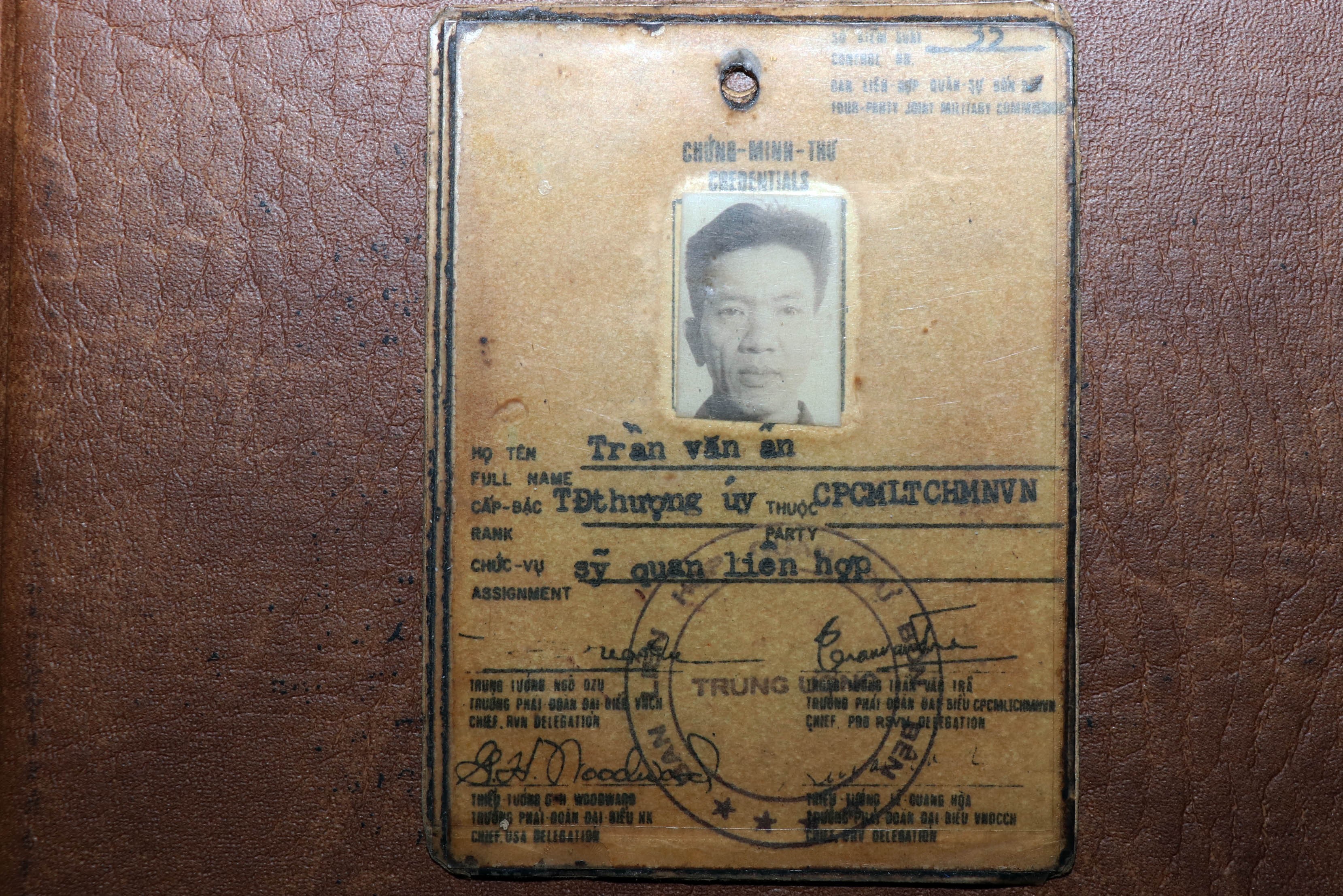 Thẻ công vụ của bác sỹ Ấn khi tham gia đoàn đại biểu quân sự Chính phủ Cách mạng lâm thời Miền Nam Việt Nam làm việc tại trại Davis. (Ảnh: Xuân Khu/TTXVN)