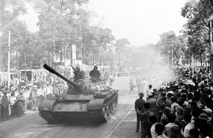 Xe tăng diễu hành trên đường phố Sài Gòn tại lễ mittinh mừng Ủy ban Quân quản thành phố ra mắt, ngày 7/5/1975. (Ảnh: Đinh Quang Thành/TTXVN)
