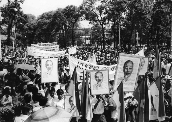 Nhân dân thành phố Sài Gòn míttinh chào mừng Ủy ban Quân quản thành phố ra mắt, ngày 7/5/1975. (Ảnh: Minh Lộc/TTXVN)
