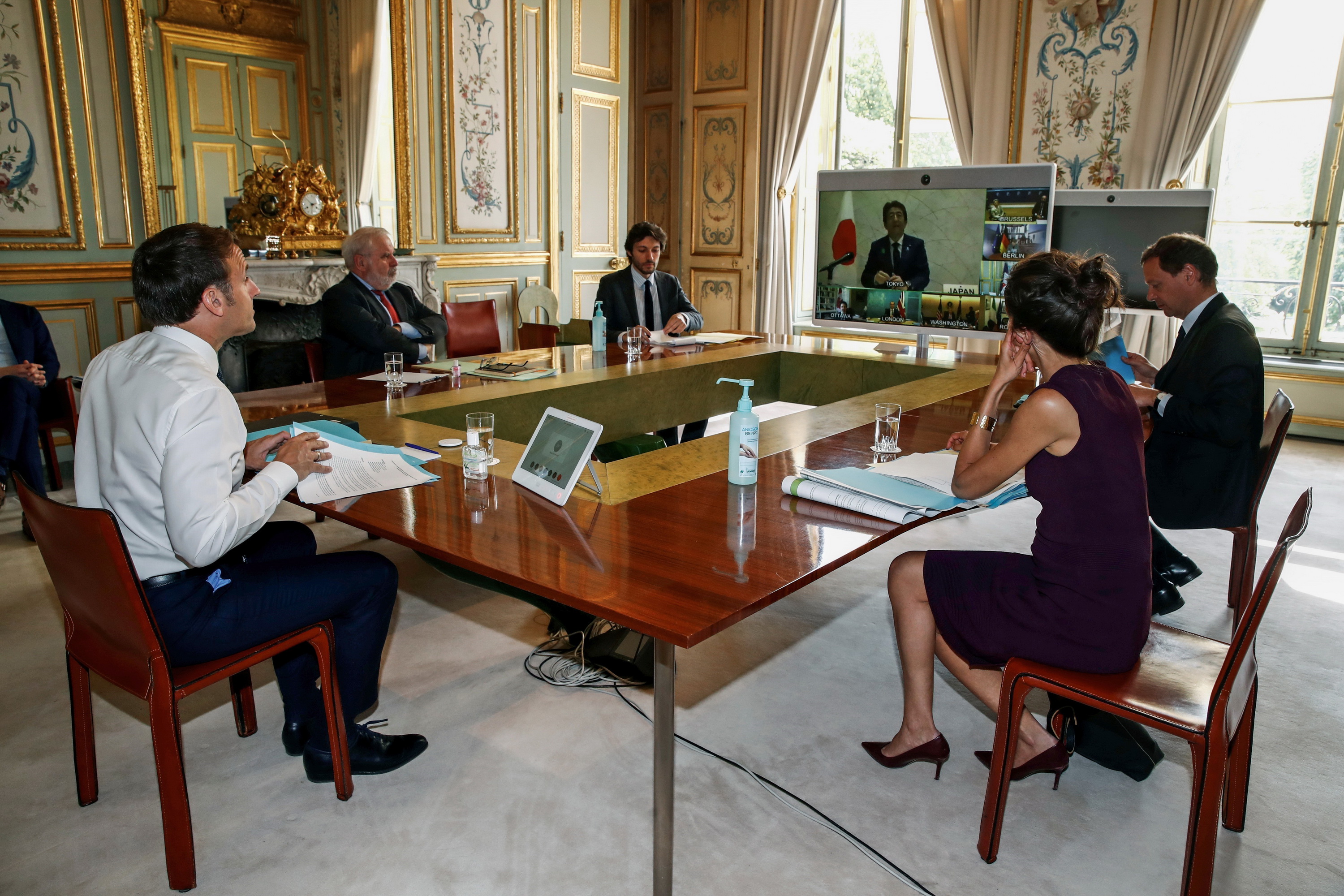 Tổng thống Pháp Emmanuel Macron (trái) tại cuộc họp trực tuyến Nhóm Các nước công nghiệp phát triển hàng đầu thế giới (G7), ngày 16/4/2020. (Ảnh: AFP/TTXVN)