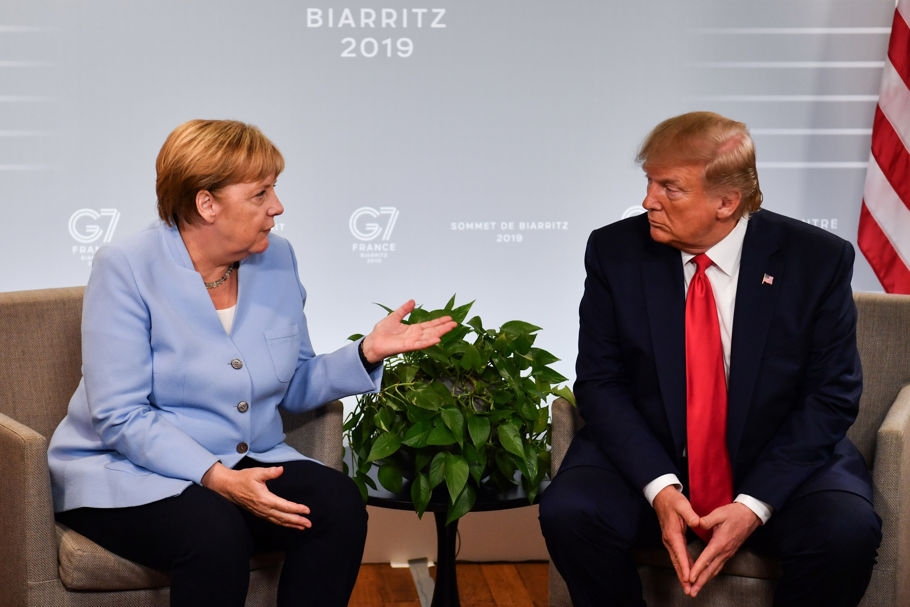 Tổng thống Mỹ Donald Trump (phải) trong cuộc hội đàm với Thủ tướng Đức Angela Merkel bên lề Hội nghị G7 tại Biarritz, Pháp ngày 26/8/2019. (Ảnh: AFP/TTXVN)
