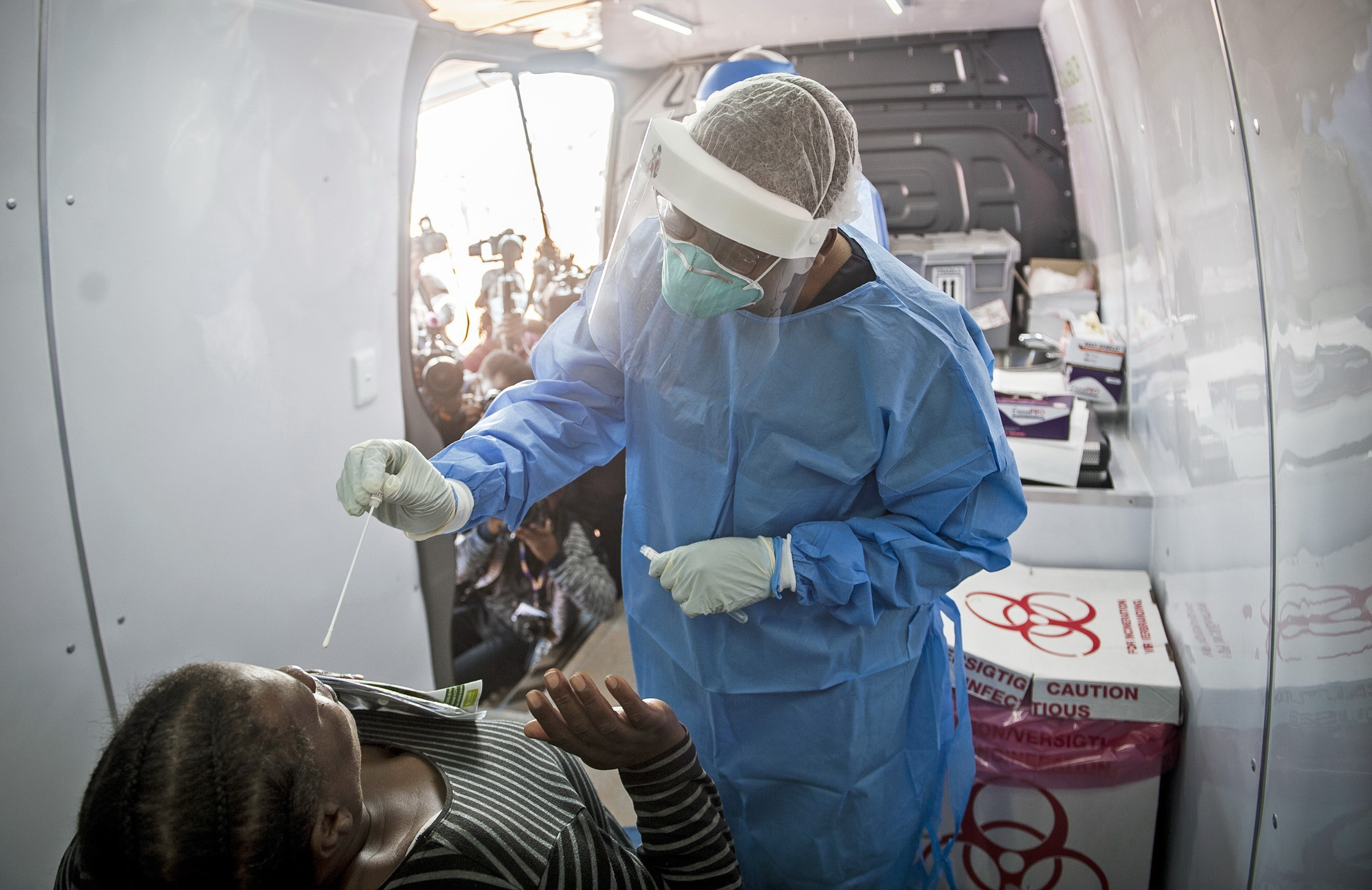 Nhân viên y tế lấy mẫu  xét nghiệm COVID-19 tại một trạm xét nghiệm lưu động ở Johannesburg,  Nam Phi, ngày 21/4/2020. (Nguồn: THX/TTXVN)