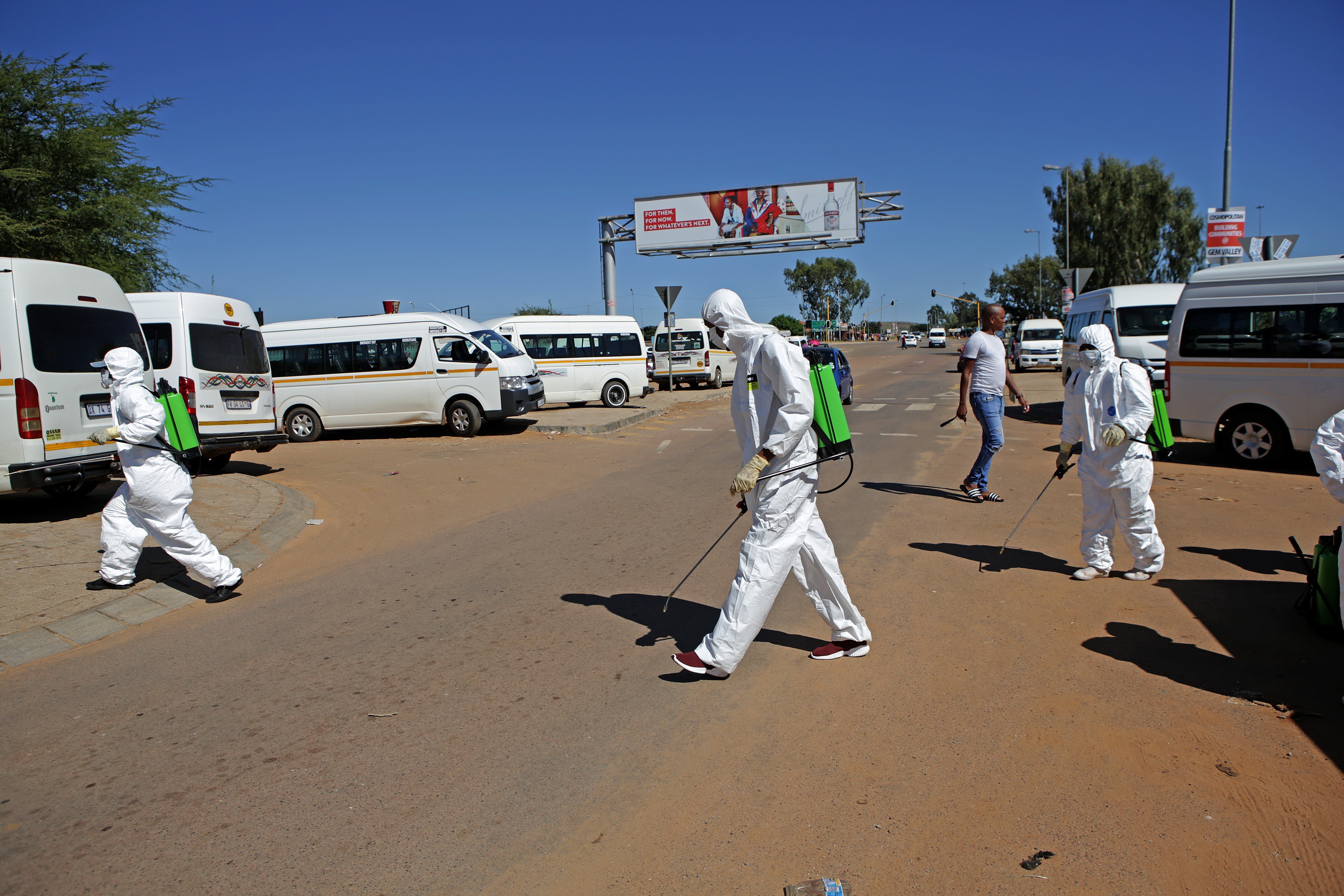 Nhân viên y tế phun  thuốc khử trùng để ngăn chặn sự lây lan của dịch COVID-19 tại một bến xe  ở Mamelodi East, Nam Phi. (Nguồn: AFP/TTXVN)