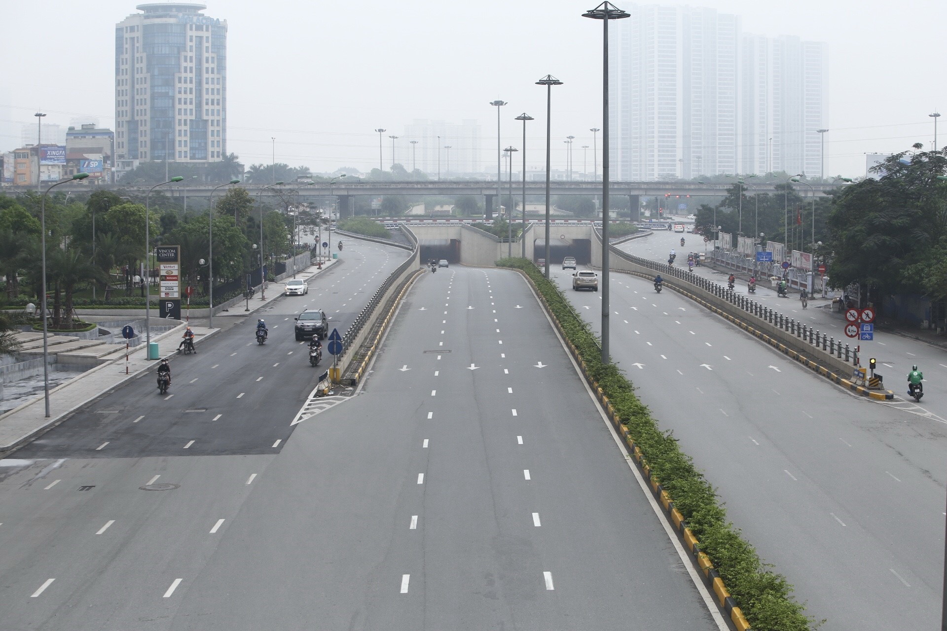 Sau hai ngày thực hiện cách ly xã hội, đường Trần Duy Hưng, Hà Nội mật độ giao thông giảm hơn ngày thường. (Ảnh: Minh Quyết/TTXVN)