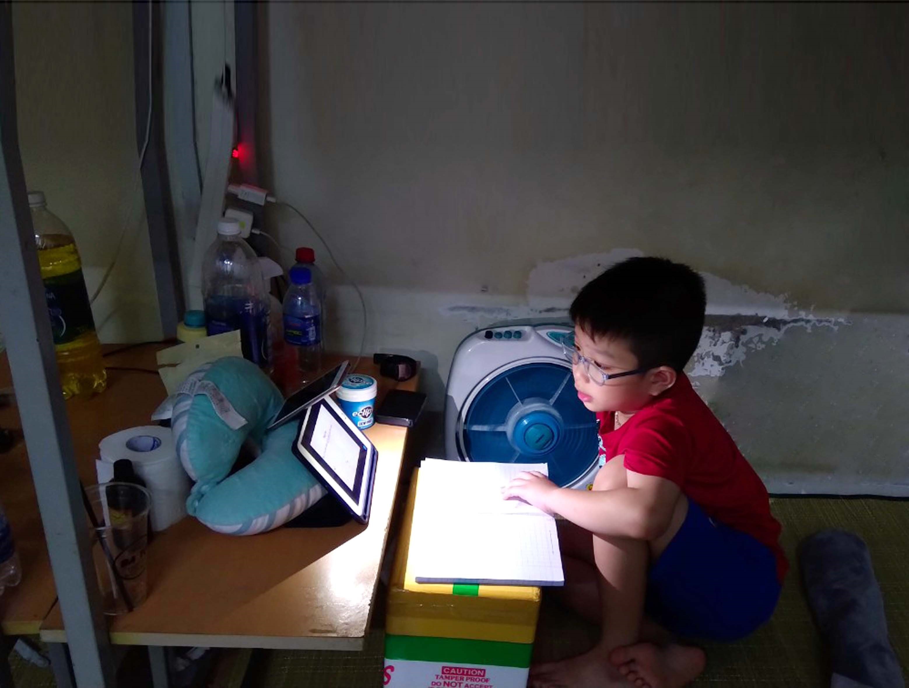 Một em nhỏ tranh thủ học online trong khu cách ly. (Nguồn: TTXVN)