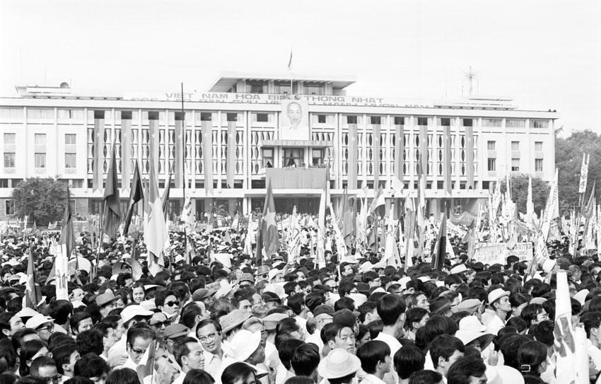 Nhân dân Sài Gòn tham gia cuộc míttinh mừng Ủy ban Quân quản thành phố ra mắt, ngày 7/5/1975. (Ảnh: Quang Thành/TTXVN)