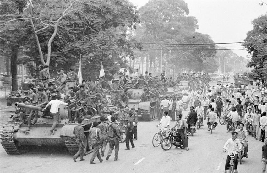 Nhân dân Sài Gòn ra đường đón chào quân Giải phóng, ngày 30/4/1975. (Ảnh: Lâm Hồng Long/TTXVN)
