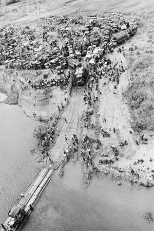 Lính ngụy cùng phương tiện dồn ứ trên bến Thành Hội-đường 7 để chờ qua sông Ba khi tháo chạy khỏi Tây Nguyên. (Ảnh: Tư liệu TTXVN)