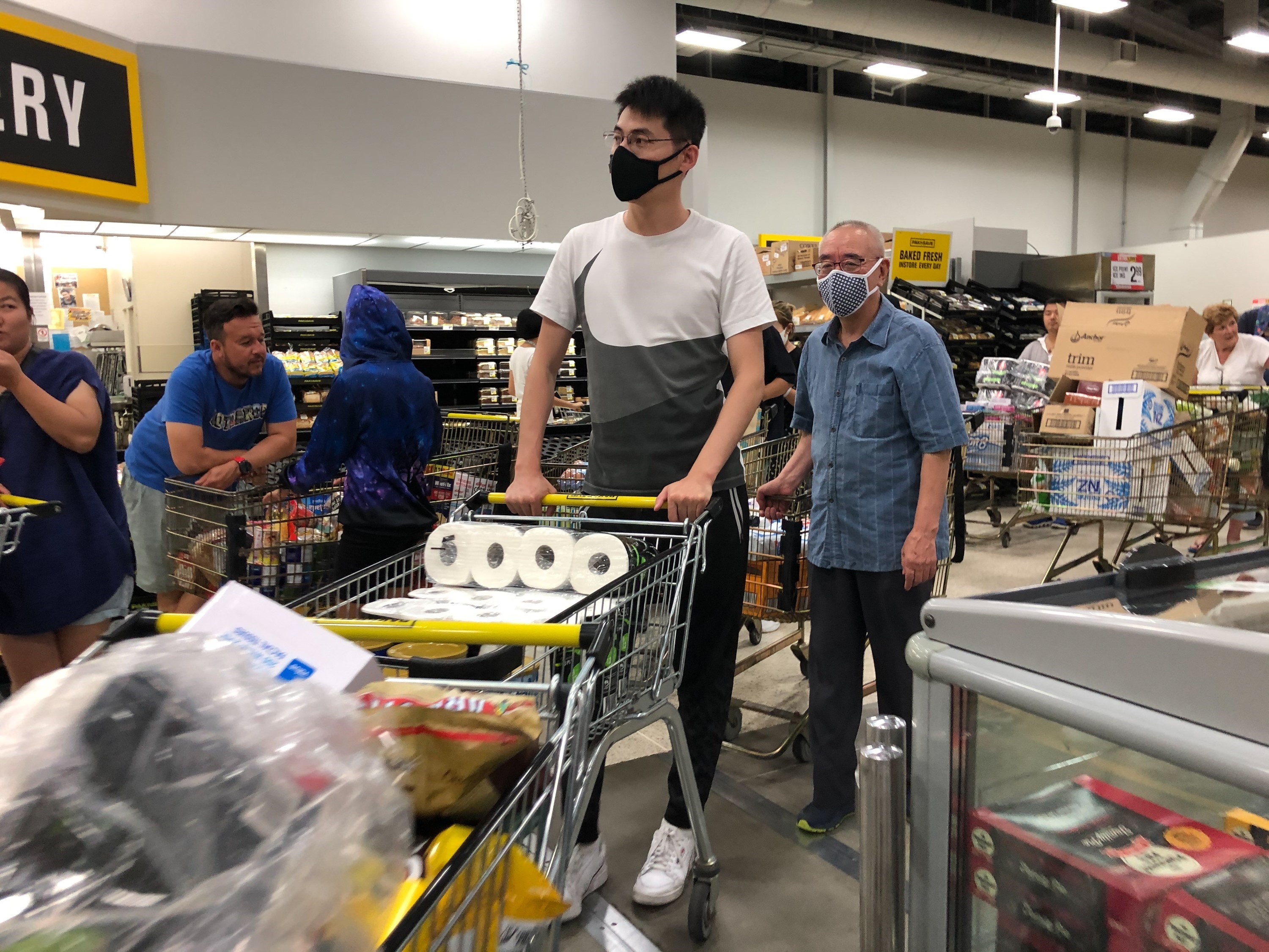 Người dân mua hàng tại siêu thị ở Auckland, New Zealand ngày 28/2/2020, trong bối cảnh dịch COVID-19 lan rộng. (Ảnh: THX/TTXVN)