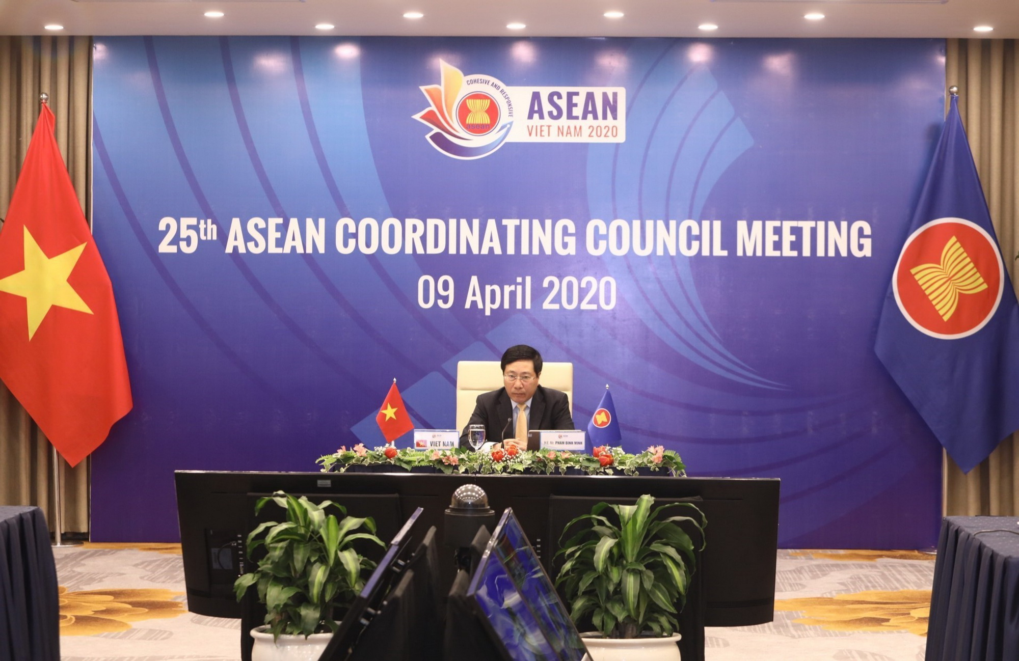 Phó Thủ tướng, Bộ trưởng Bộ Ngoại giao Phạm Bình Minh chủ trì Hội nghị trực tuyến Hội đồng điều phối ASEAN (ACC-25) lần thứ 25. (Ảnh: Văn Điệp/TTXVN)