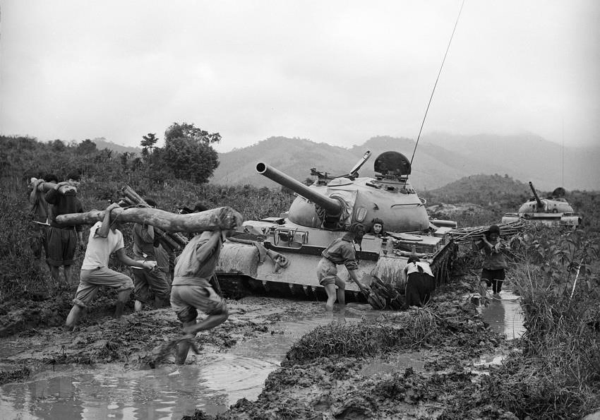 Dân quân địa phương tham gia chống lầy, mở đường cho xe tăng quân giải phóng xuất kích trong chiến dịch Tây Nguyên năm 1975. (Ảnh: TTXVN)