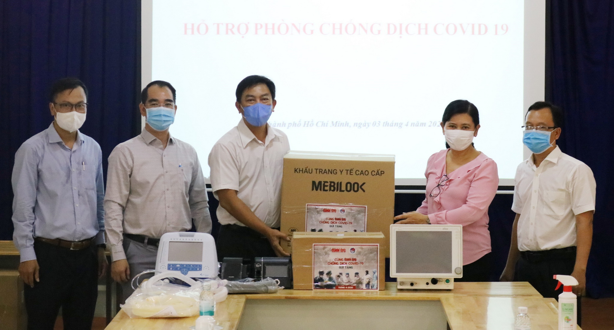 Đại diện Chương trình “Cùng Tuổi trẻ chống dịch COVID -19” trao tặng khẩu trang y tế và các phương tiện phòng dịch cho đại diện Sở Y tế Thành phố Hồ Chí Minh. (Ảnh: Đinh Hằng/TTXVN)