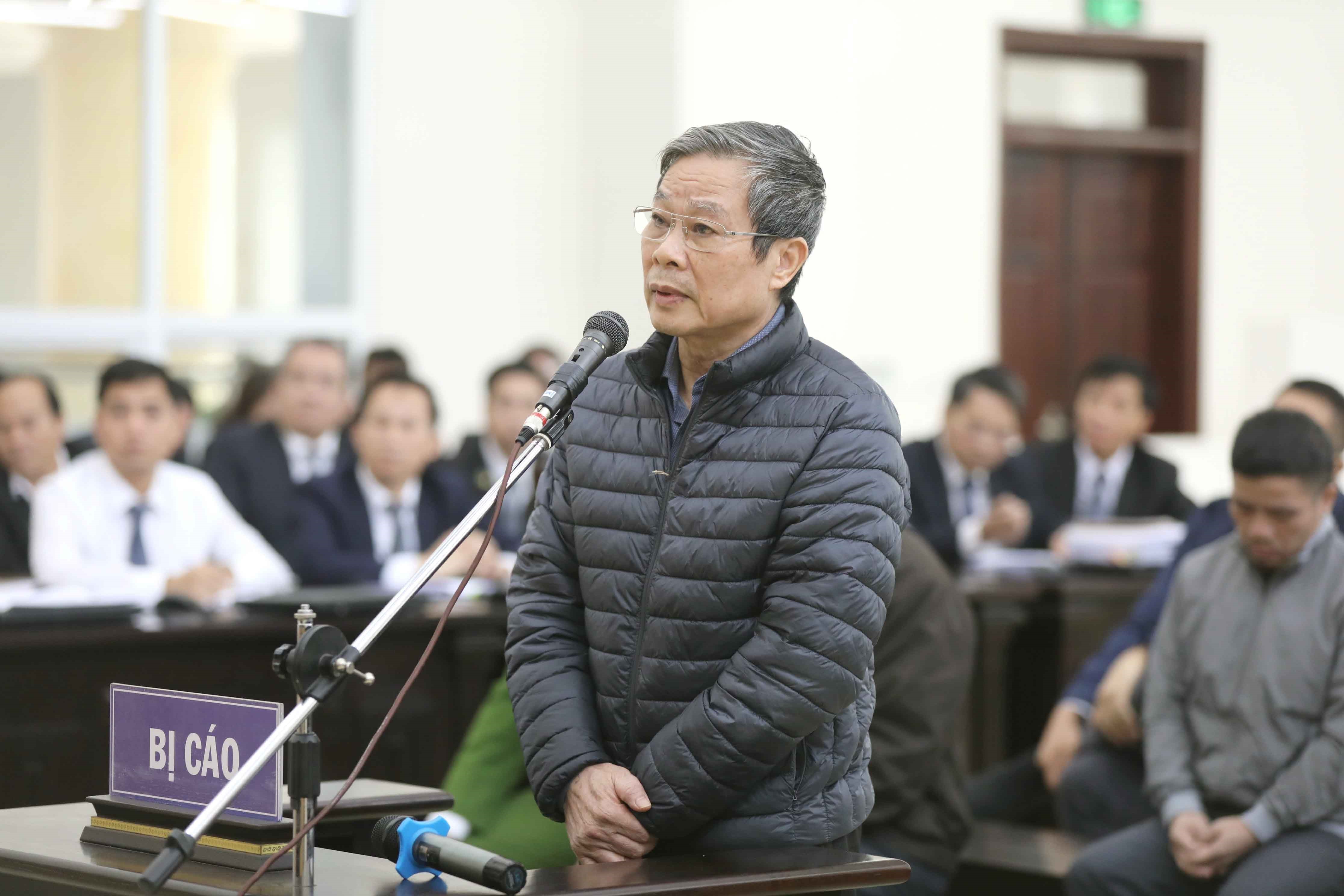 Bị cáo Nguyễn Bắc Son (cựu Bộ trưởng Bộ Thông tin và Truyền thông) trả lời các câu hỏi của Hội đồng xét xử trong vụ án Tổng Công ty Viễn thông MobiFone mua 95% cổ phần của Công ty Cổ phần Nghe nhìn Toàn Cầu (AVG). (Nguồn: TTXVN)