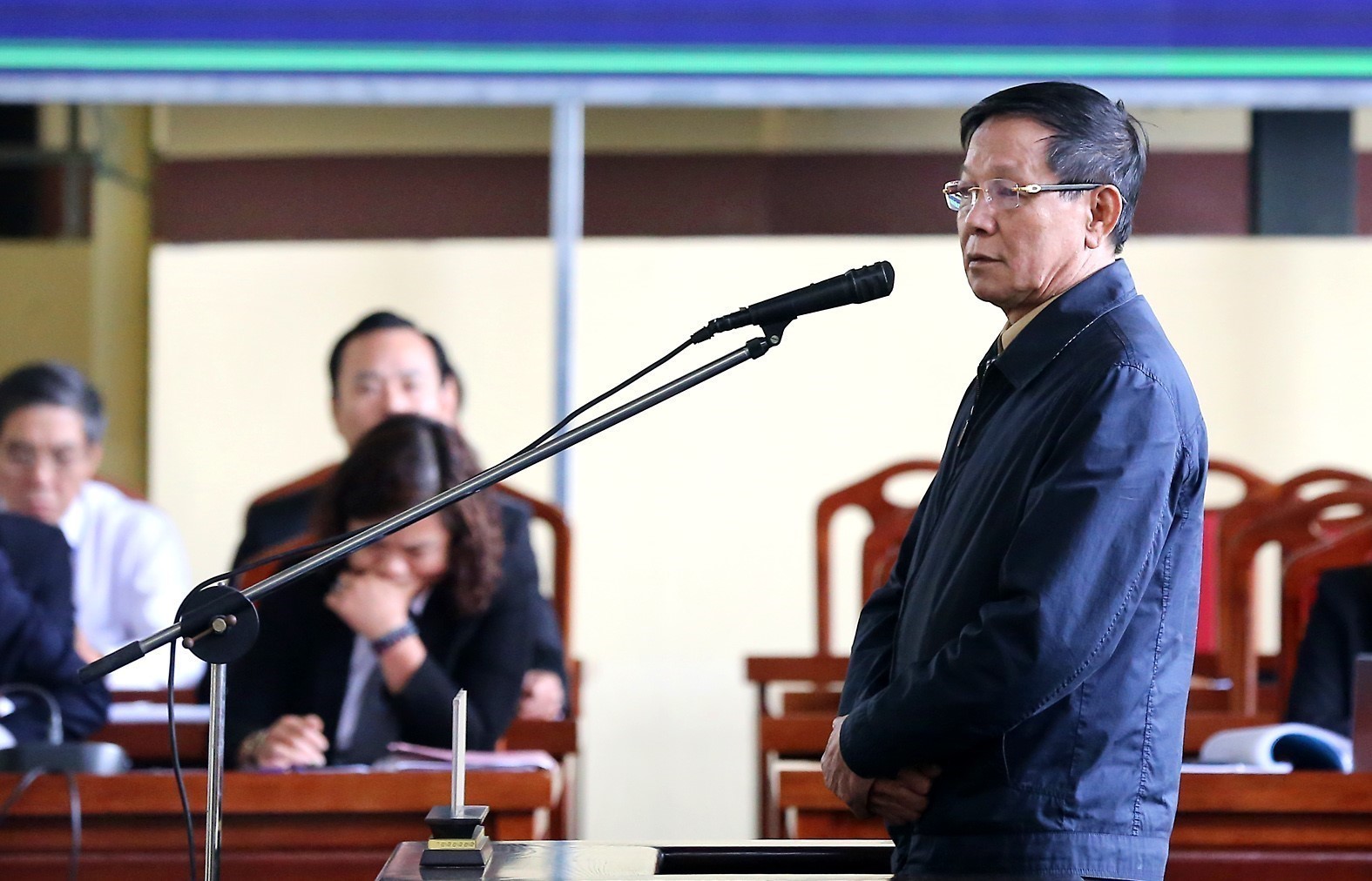Подсудимый Фан Ван Винь (бывший начальник милиции) представлен на суде за преступление в сети. (Источник: ВИА)