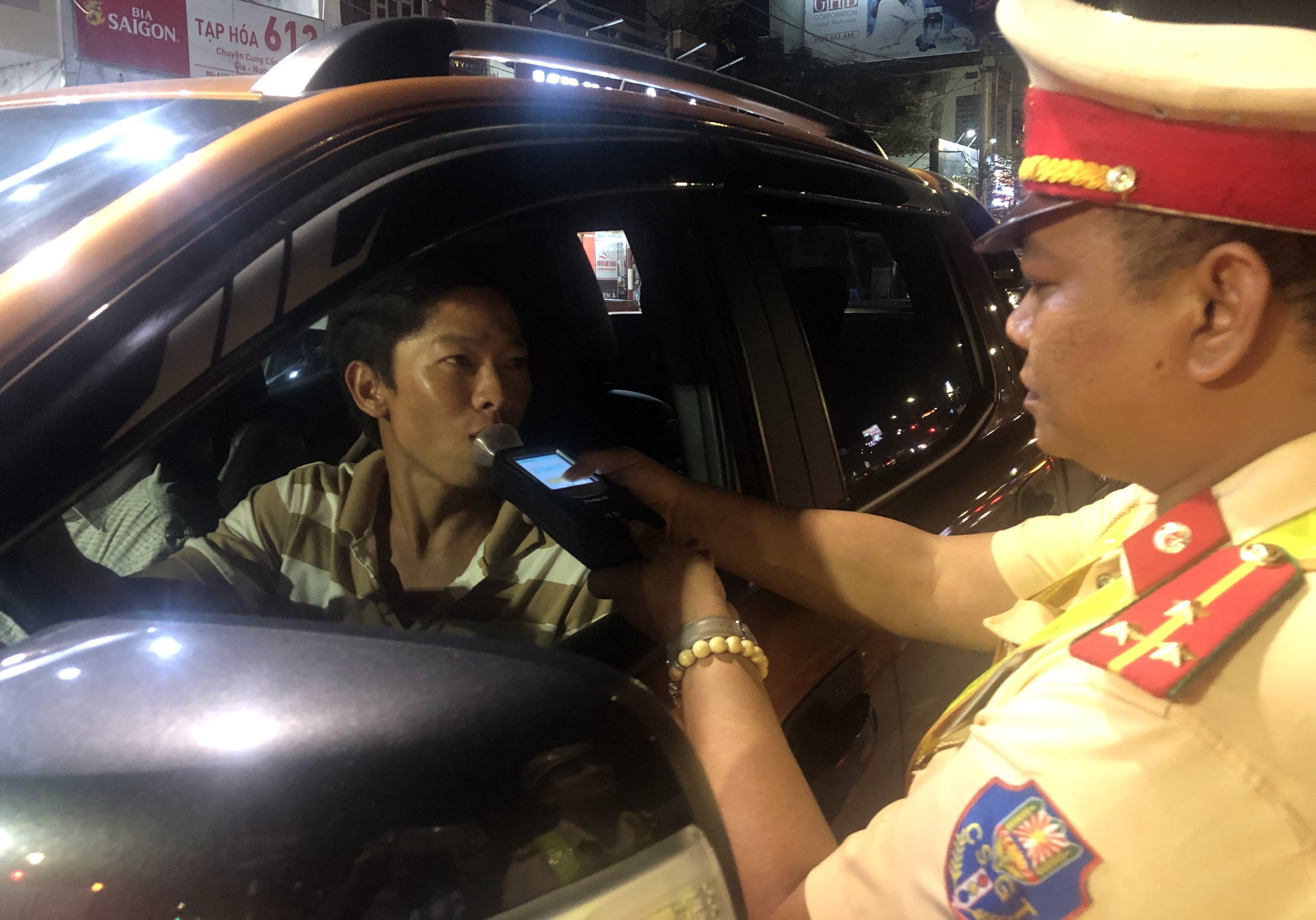 Lực lượng CSGT Công an tỉnh Bình Định kiểm tra nồng độ cồn của lái xe. (Ảnh: Nguyên Linh/TTXVN)
