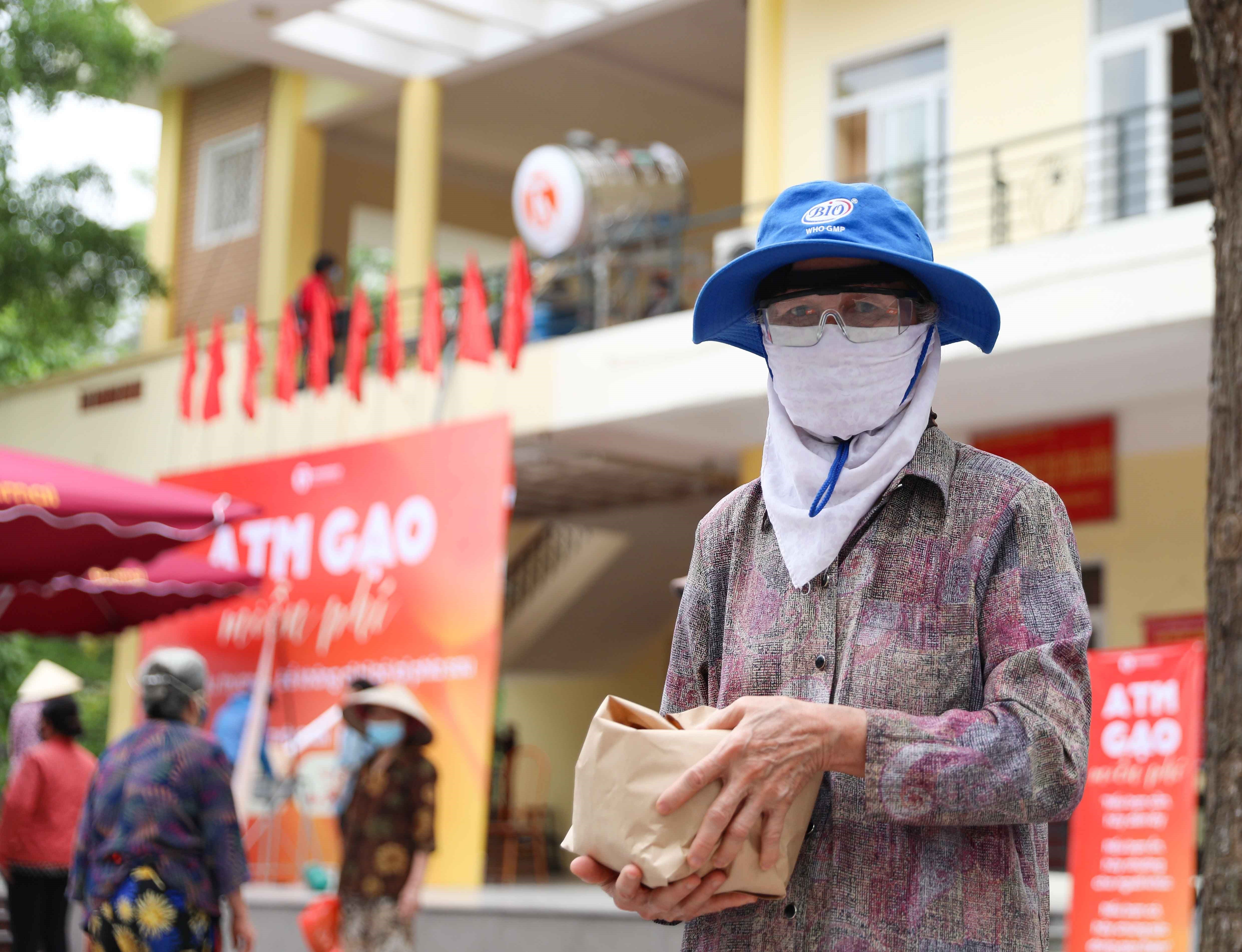 Người dân có hoàn cảnh khó khăn ở Hà Nội tới nhận gạo trong chiều 11/4. (Ảnh: Thanh Tùng/TTXVN)