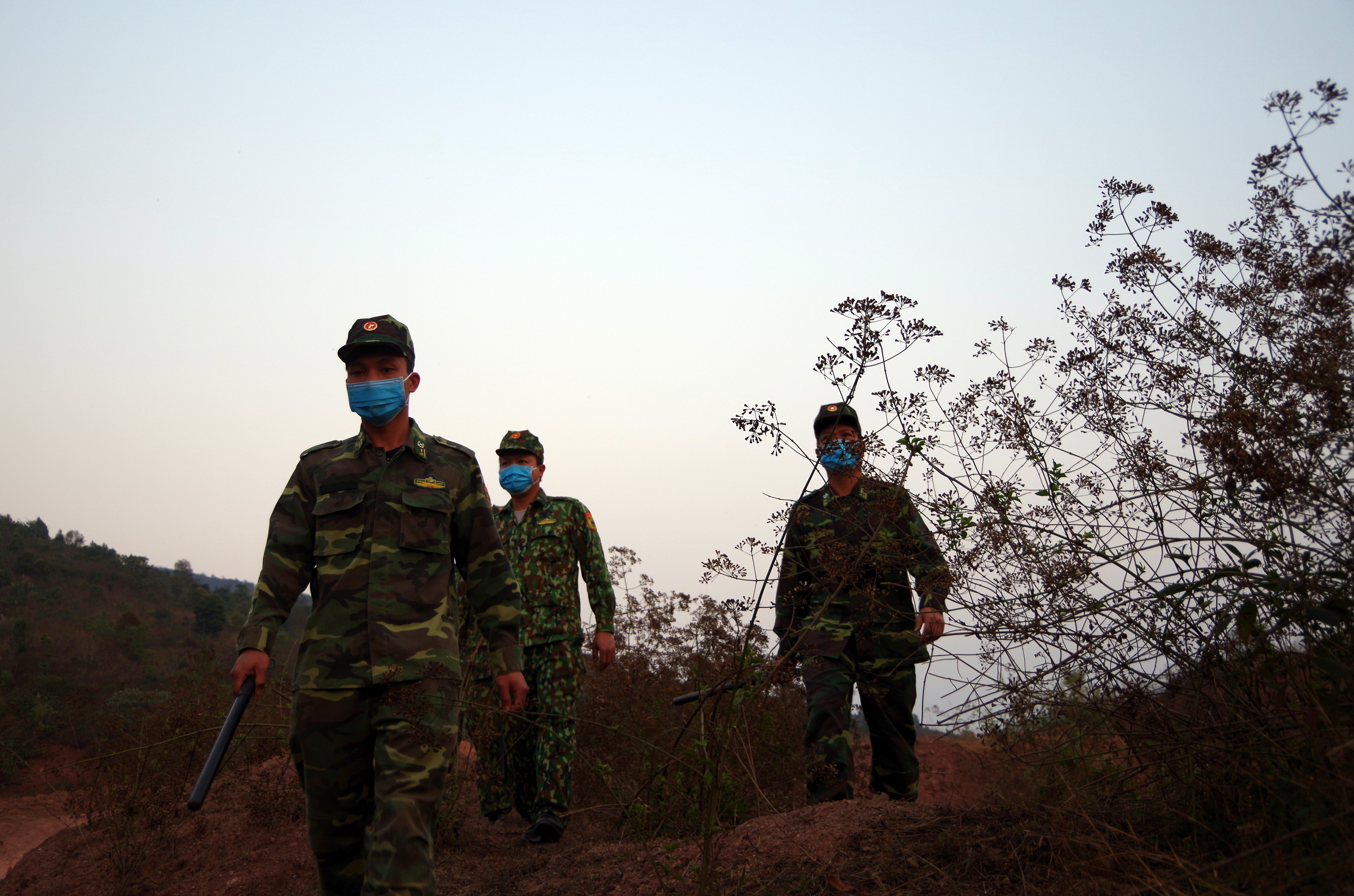 Các chiến sĩ tuần tra kiểm soát ngăn chặn vượt biên trái phép tại đồn  Biên phòng A Pa Chải, huyện Mường Nhé. (Ảnh: Phan Tuấn Anh/TTXVN)