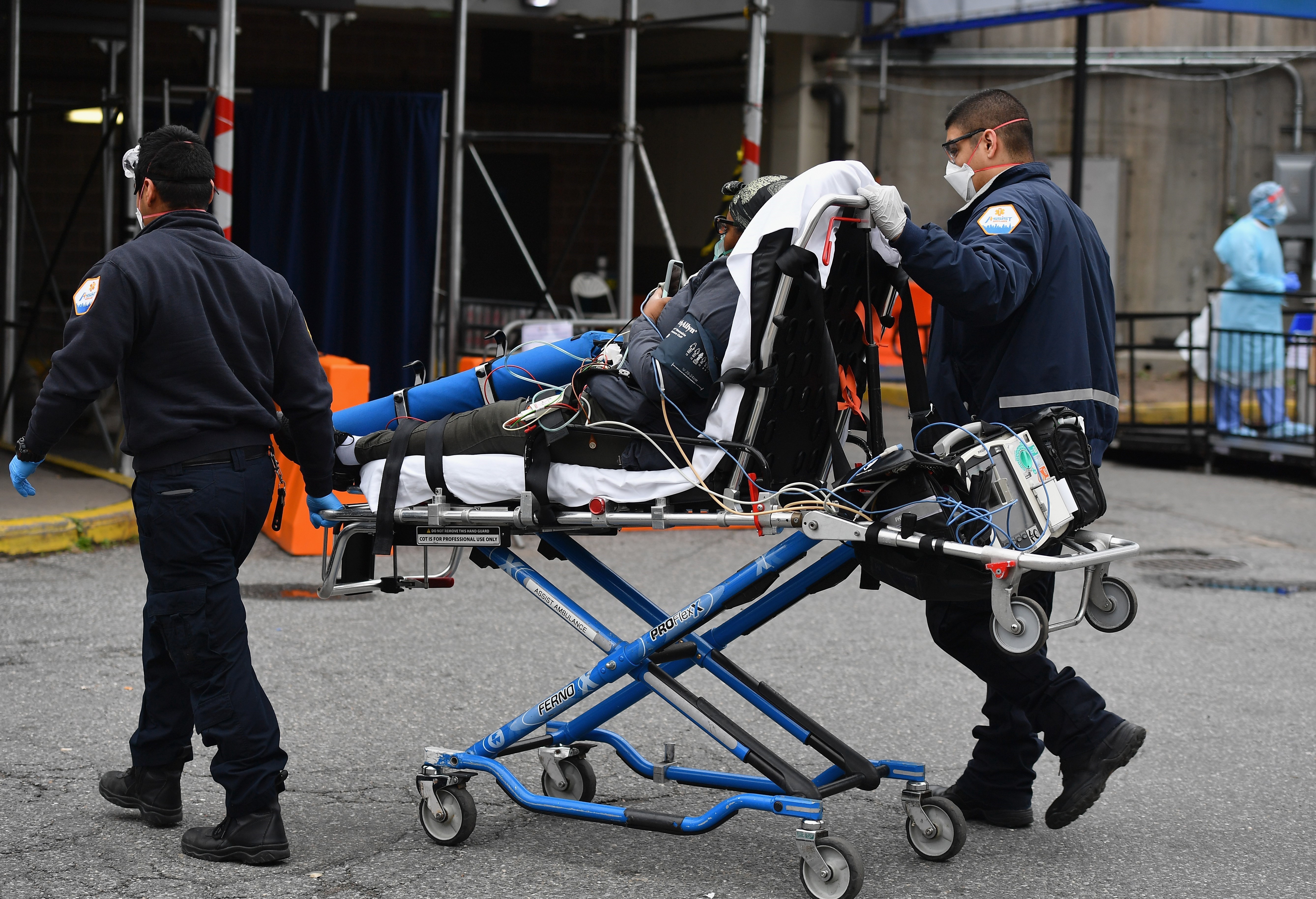 Nhân viên y tế chuyển bệnh nhân nhiễm COVID-19 tới bệnh viện Brooklyn ở New York (Mỹ) ngày 31/3/2020. (Nguồn: AFP/TTXVN)