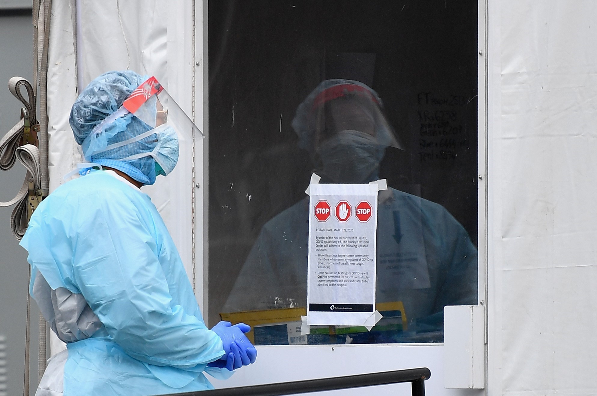 Nhân viên y tế làm  nhiệm vụ tại khu dã chiến điều trị cho bệnh nhân nhiễm COVID-19 bên  ngoài bệnh viện Brooklyn ở New York (Mỹ) ngày 31/3/2020. (Nguồn: AFP/TTXVN)