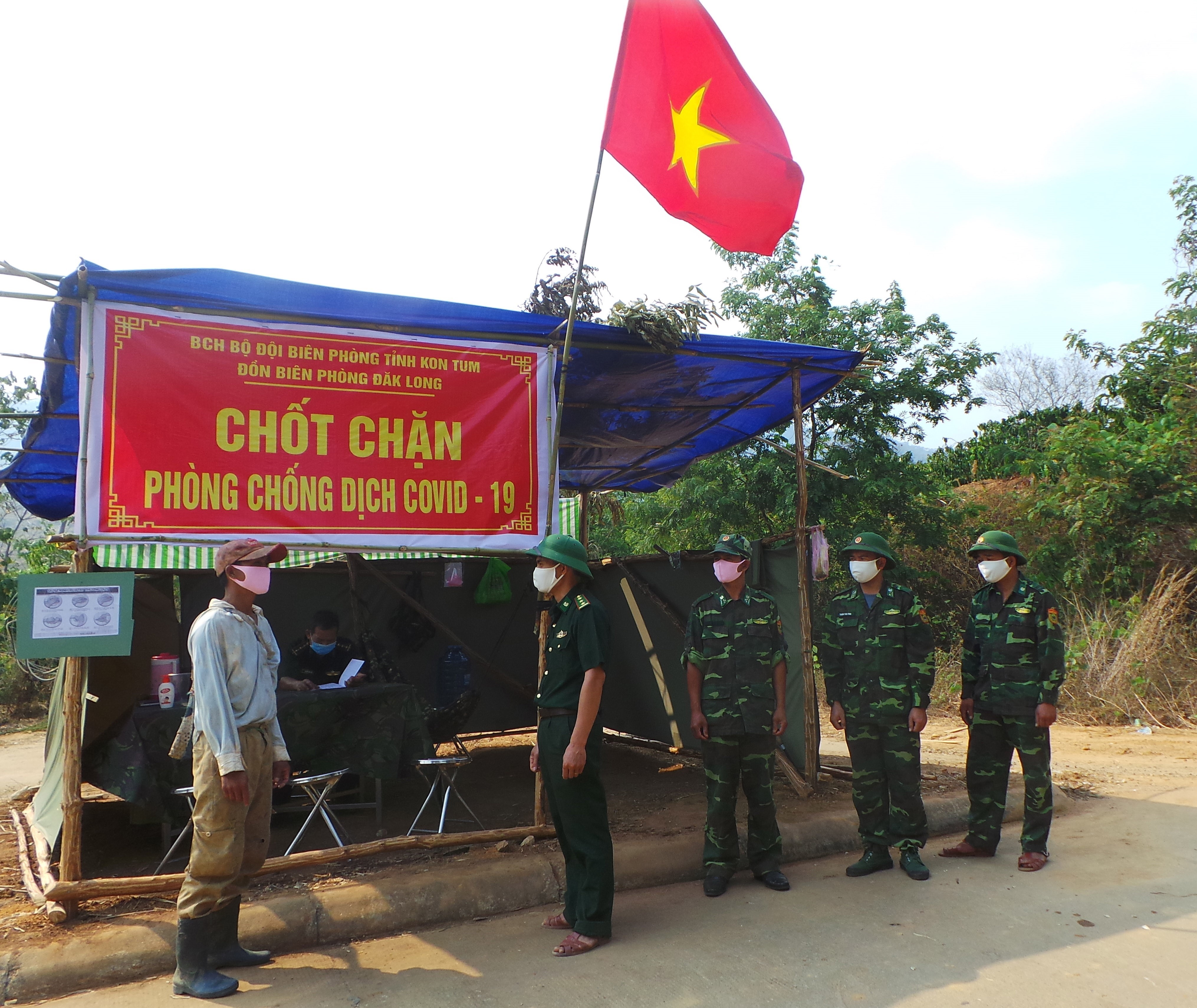 Lực lượng biên phòng Đồn Đăk Long (huyện Đăk Glei) đang triển khai nhiệm  vụ giúp dân khai báo y tế, hướng dẫn cách phòng dịch. (Ảnh: Cao  Nguyên/TTXVN)