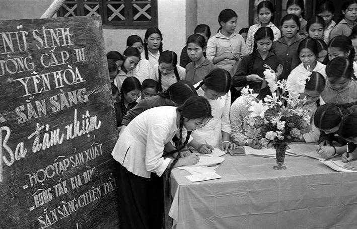 Học sinh trường cấp  III Yên Hòa, Hà Nội đăng ký phong trào “Ba đảm nhiệm”, sau này là phong  trào phụ nữ “Ba đảm đang.” (Ảnh: Thanh Tụng/TTXVN)
