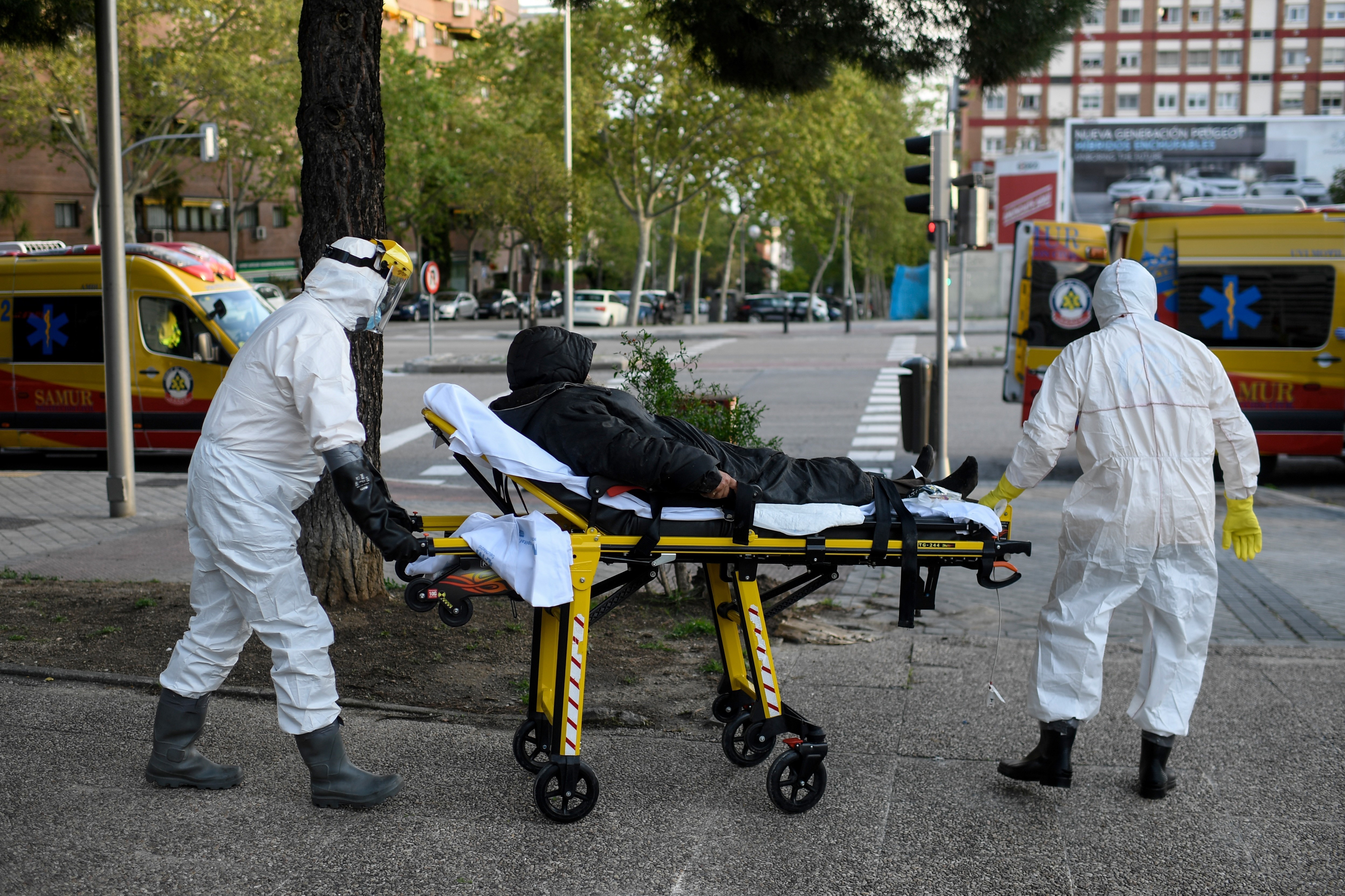 Nhân viên y tế chuyển bệnh nhân nghi nhiễm COVID-19 tại Madrid, Tây Ban Nha ngày 11/4/2020. (Nguồn: AFP/TTXVN)