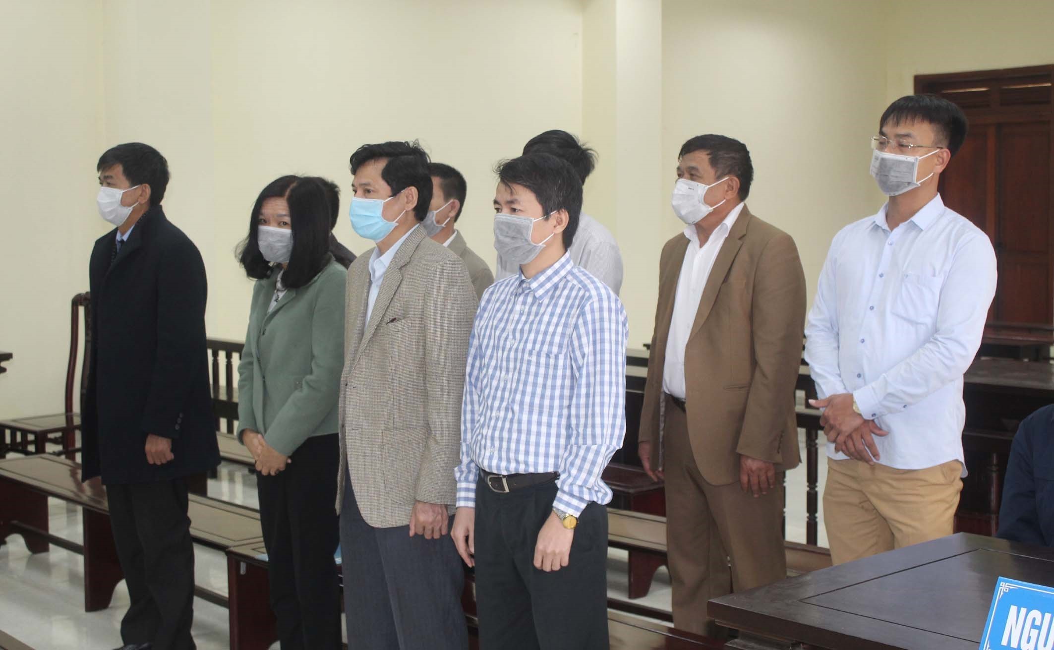 Xét xử sơ thẩm vụ án hình sự về tội nhận hối lộ, đưa hối lộ đối với 5 cựu cán bộ Thanh tra tỉnh Thanh Hóa và 3 giám đốc các doanh nghiệp. (Ảnh: Nguyễn Nam/TTXVN)